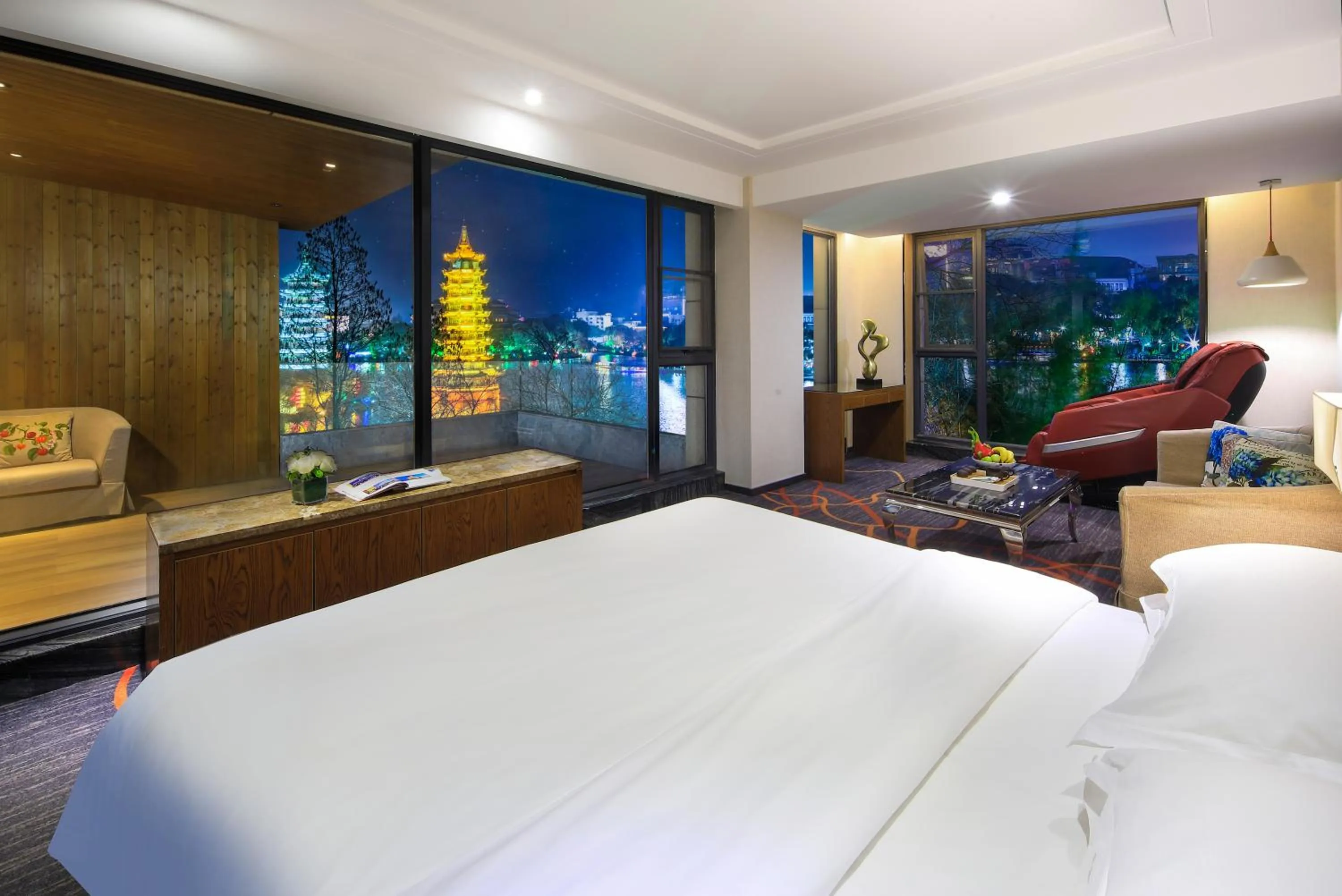 Photo of the whole room, Bed in Venus Royal Hotel Guilin Elephant Trunk Hill & Sun and Moon Twin Towers Branch
