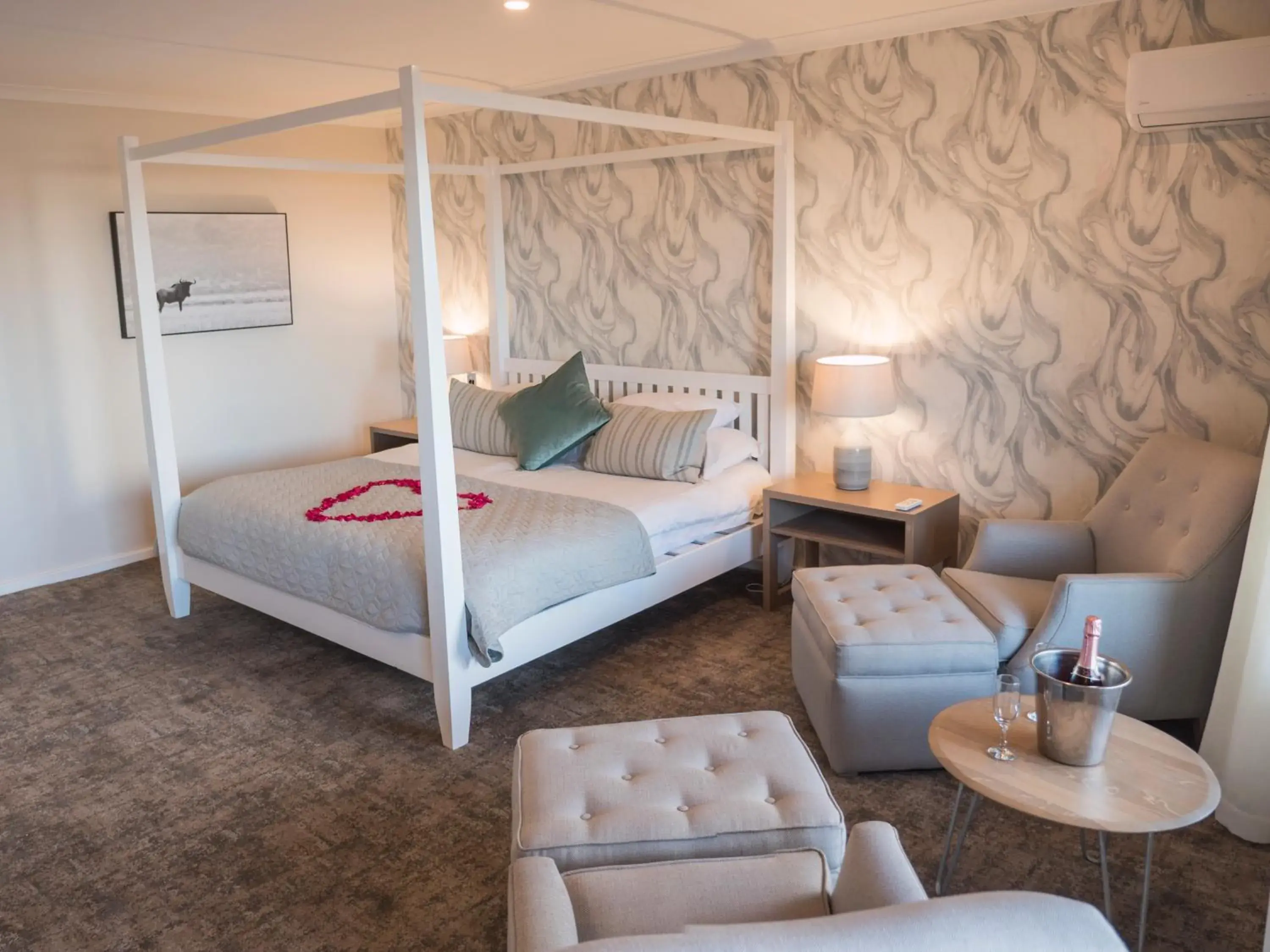 Honeymoon Suite in The Kelway Hotel Honeymoon Suite in The Kelway Hotel