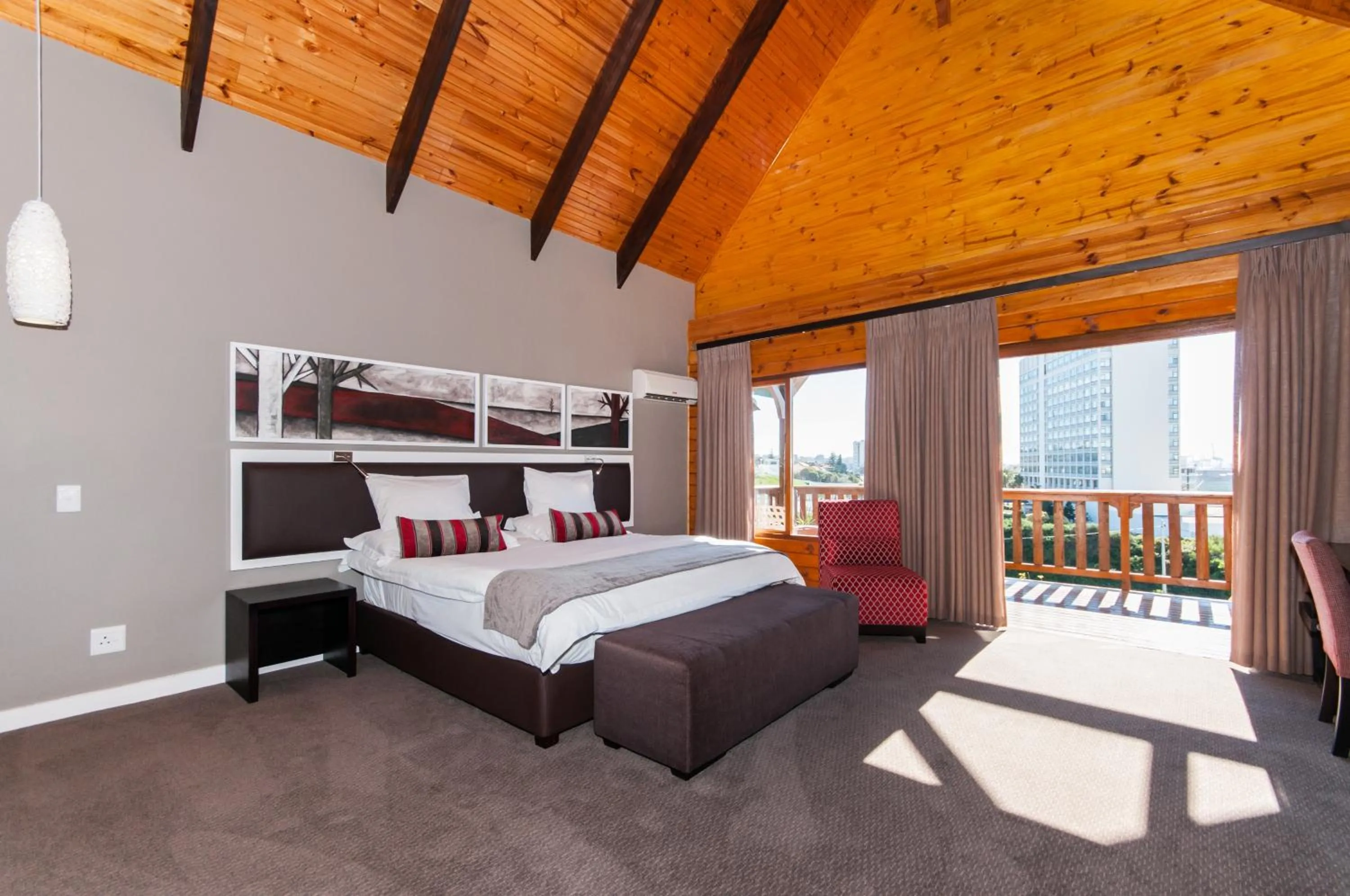 Photo of the whole room, Bed in The Kelway Hotel