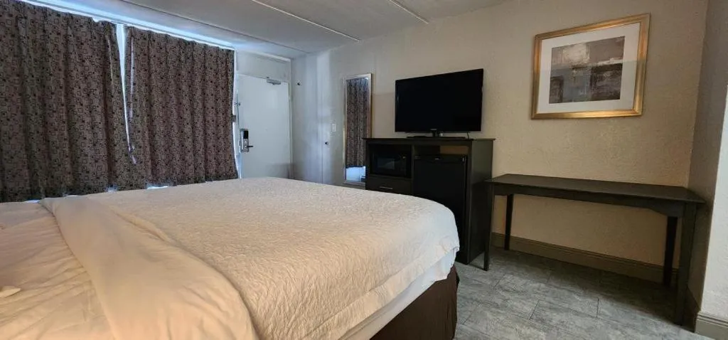 Photo of the whole room, Bed in Travelodge by Wyndham Kingsland GA