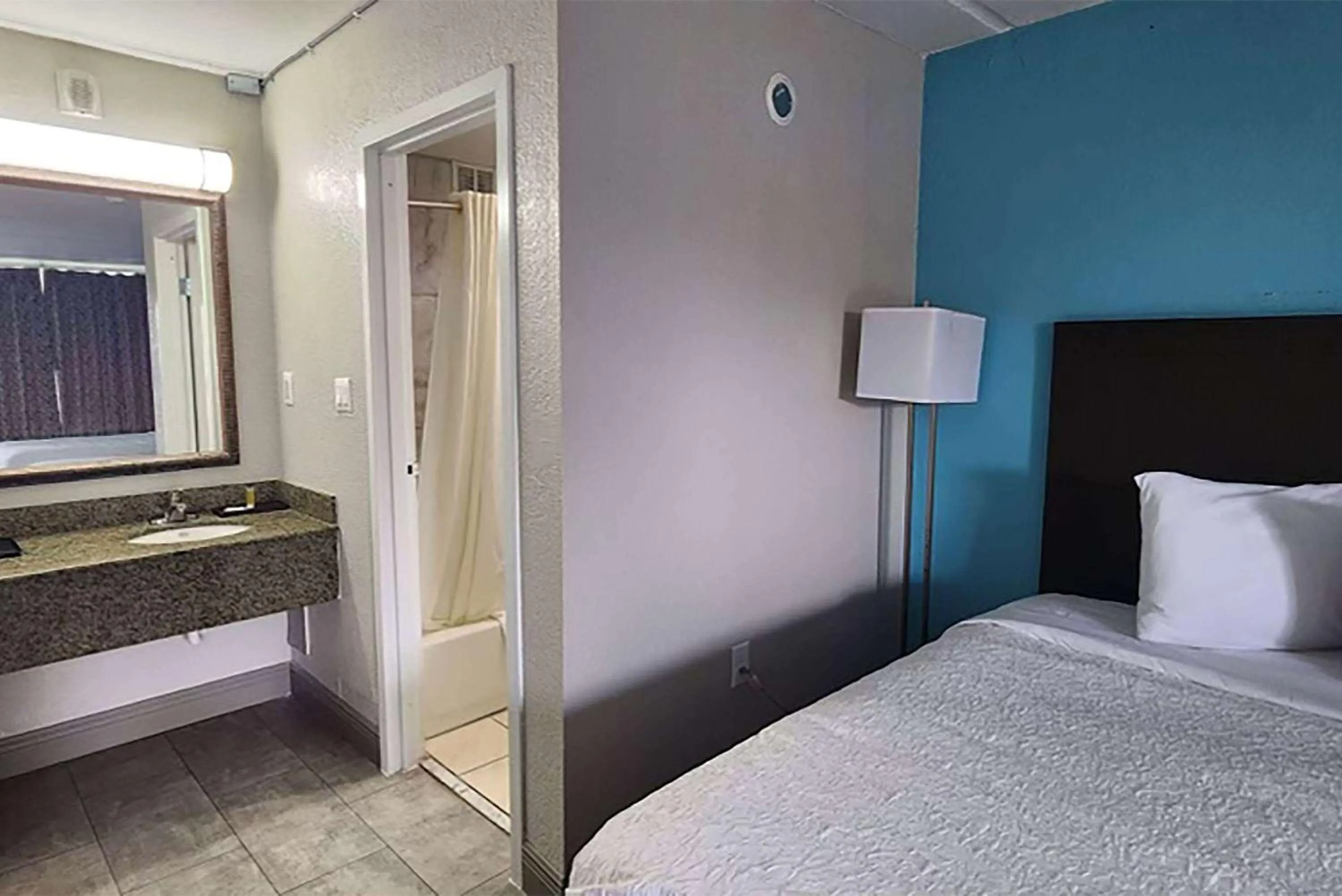 Photo of the whole room, Bed in Travelodge by Wyndham Kingsland GA