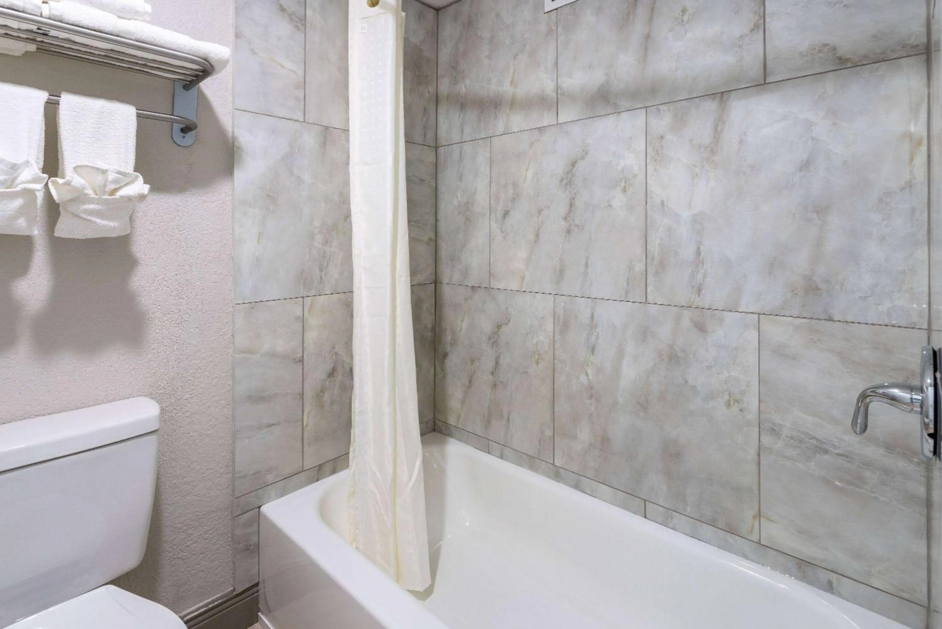 TV and multimedia in Travelodge by Wyndham Kingsland GA