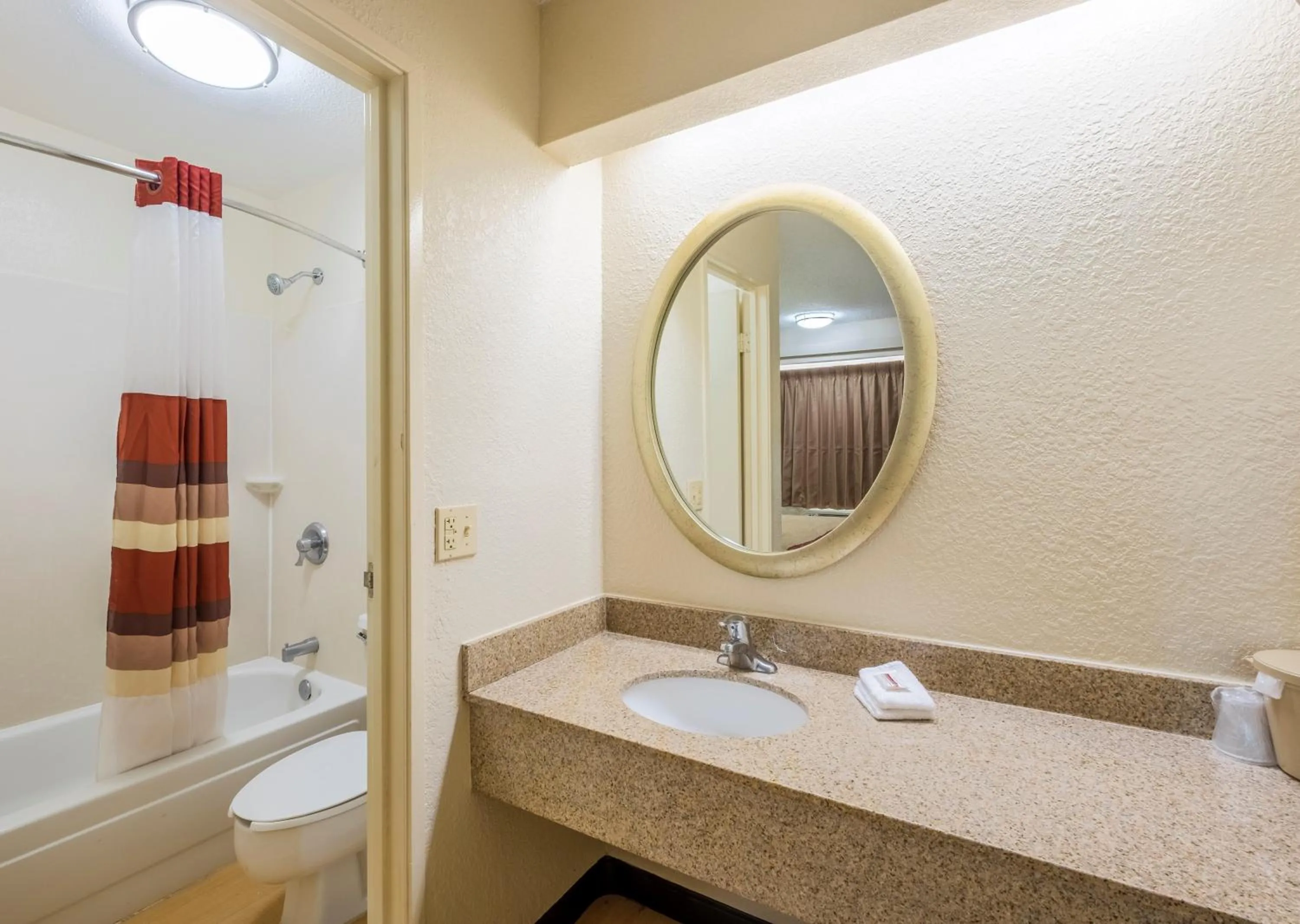 Bathroom in Red Roof Inn Jacksonville Airport