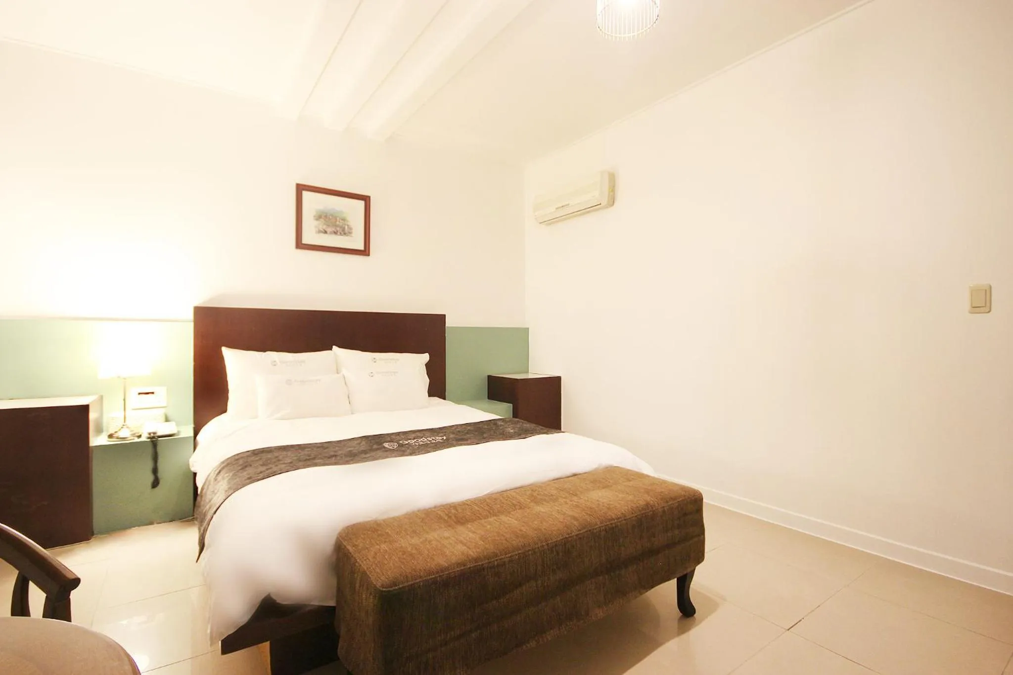 Bed in Charmant Hotel