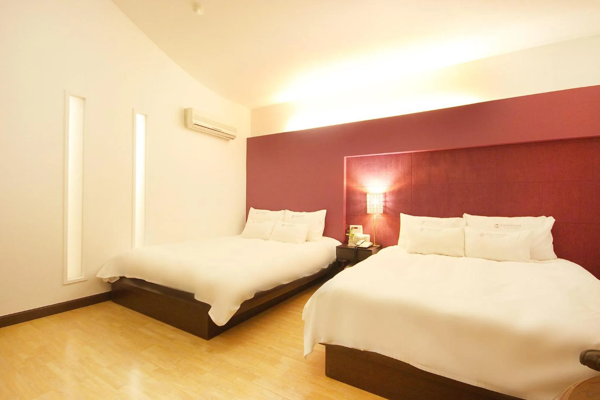 Bed in Charmant Hotel