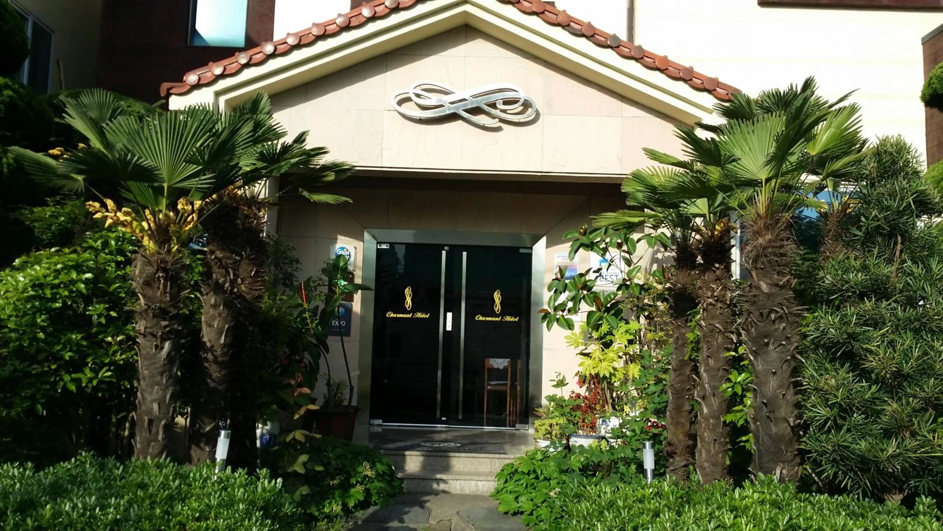 Facade/entrance in Charmant Hotel