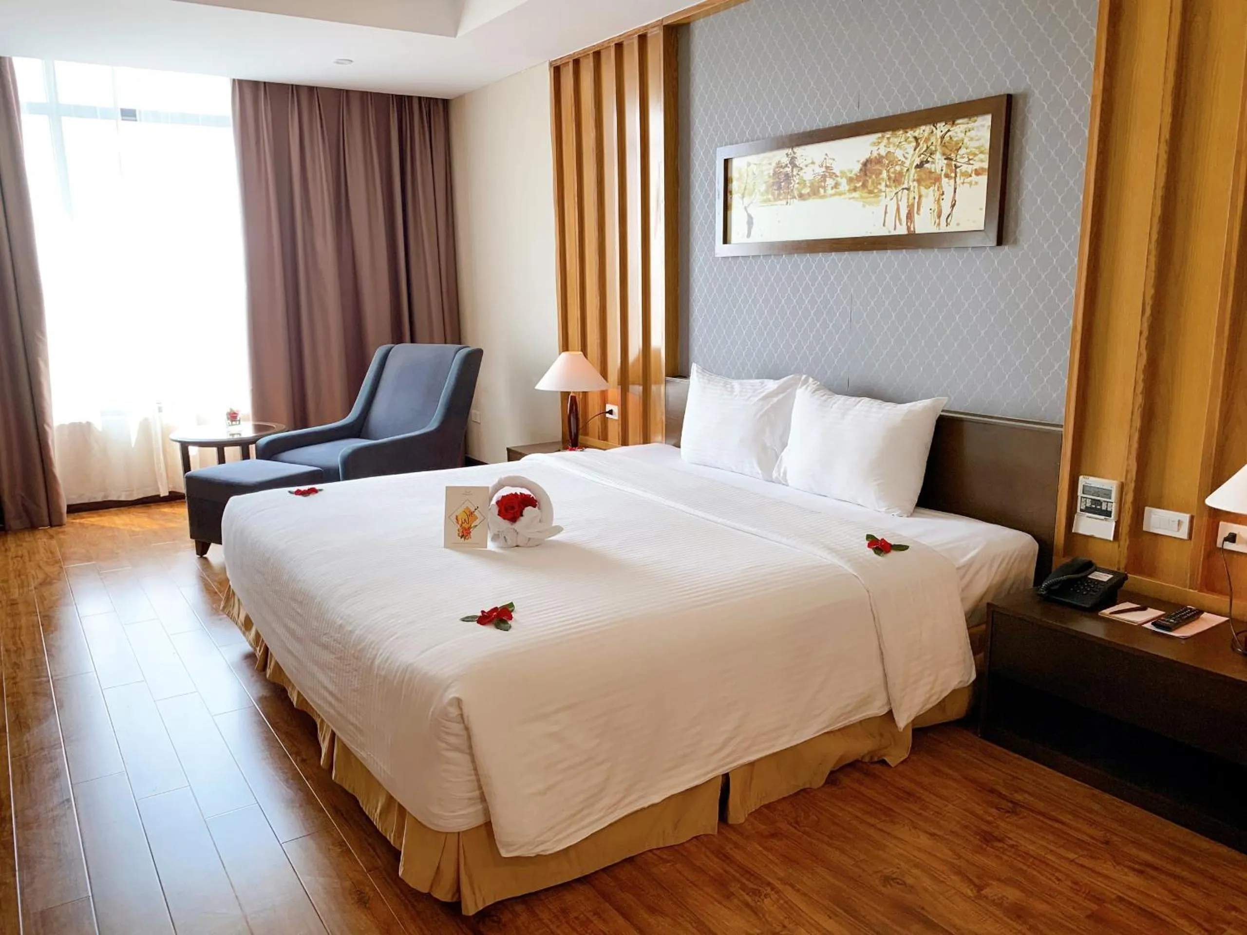 Bed in Muong Thanh Luxury Nhat Le Hotel