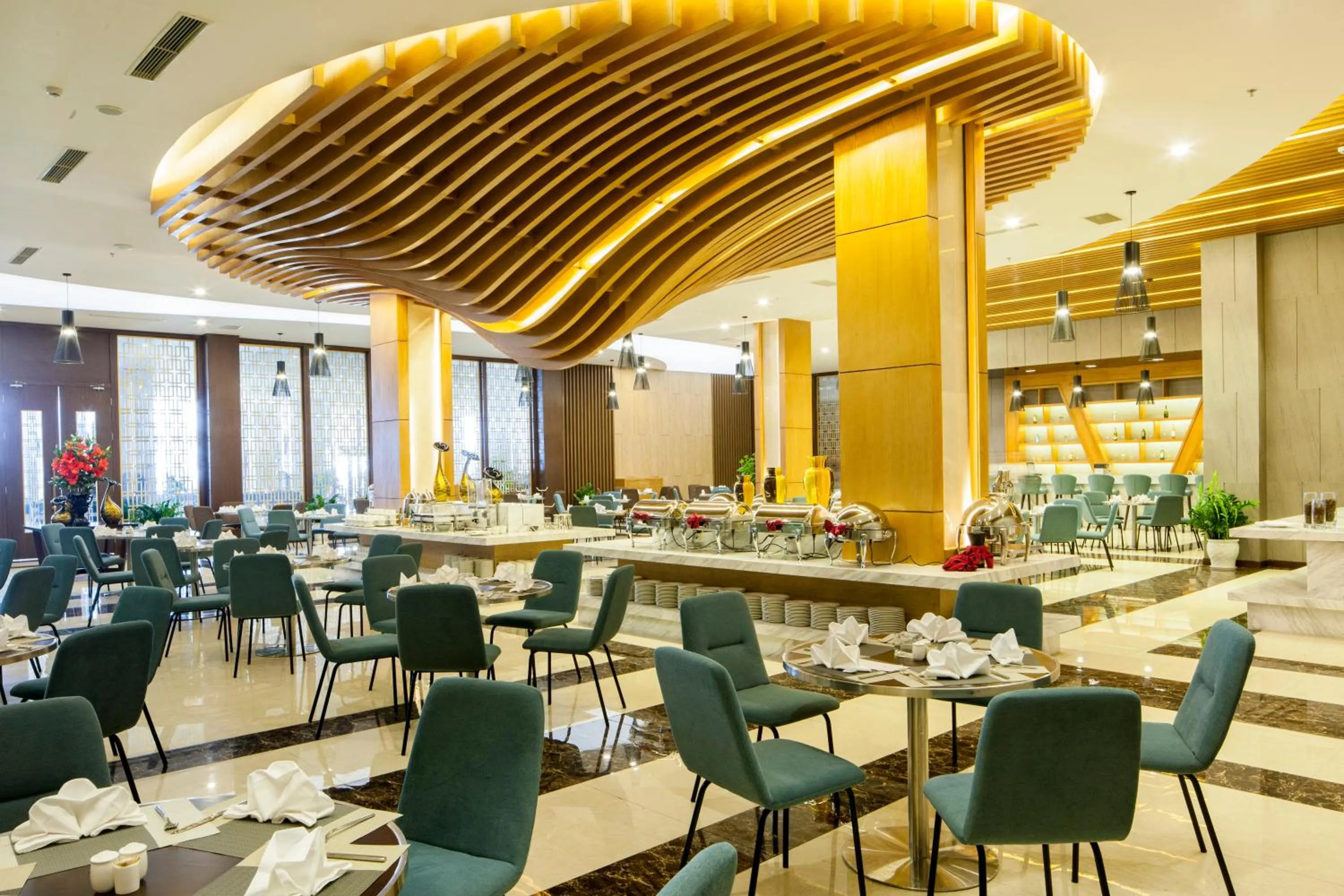 Restaurant/places to eat in Muong Thanh Luxury Nhat Le Hotel