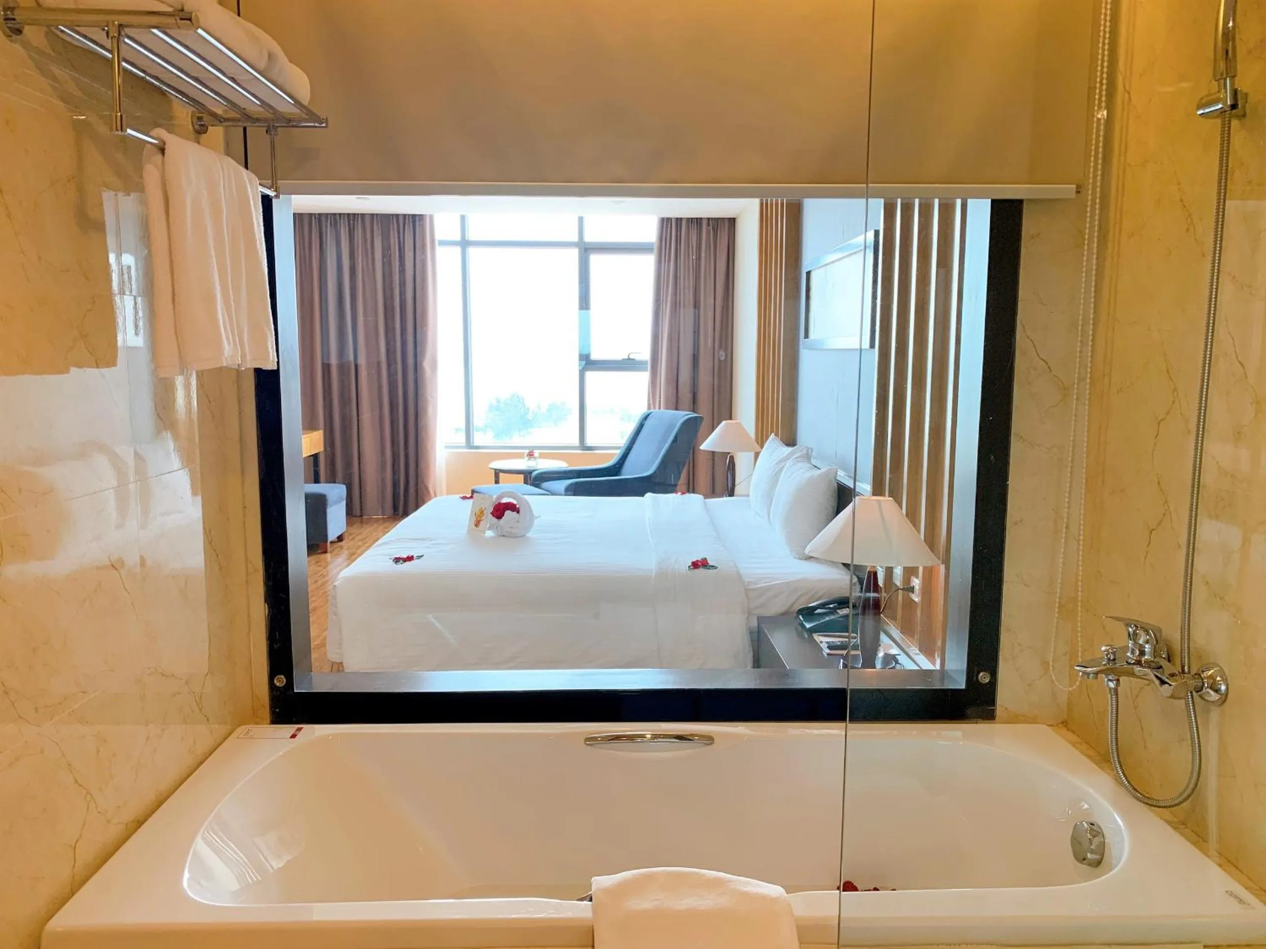 Bathroom, Bed in Muong Thanh Luxury Nhat Le Hotel