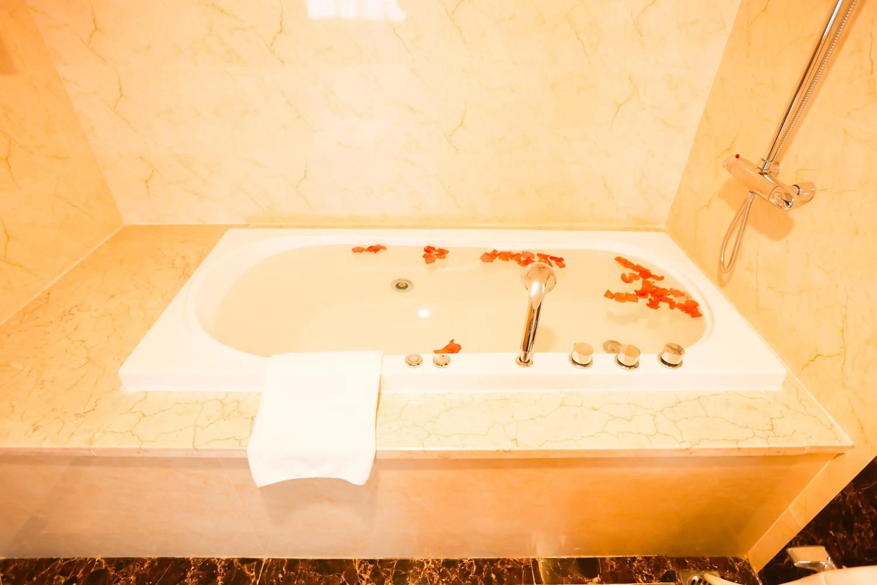 Hot Tub in Muong Thanh Luxury Nhat Le Hotel