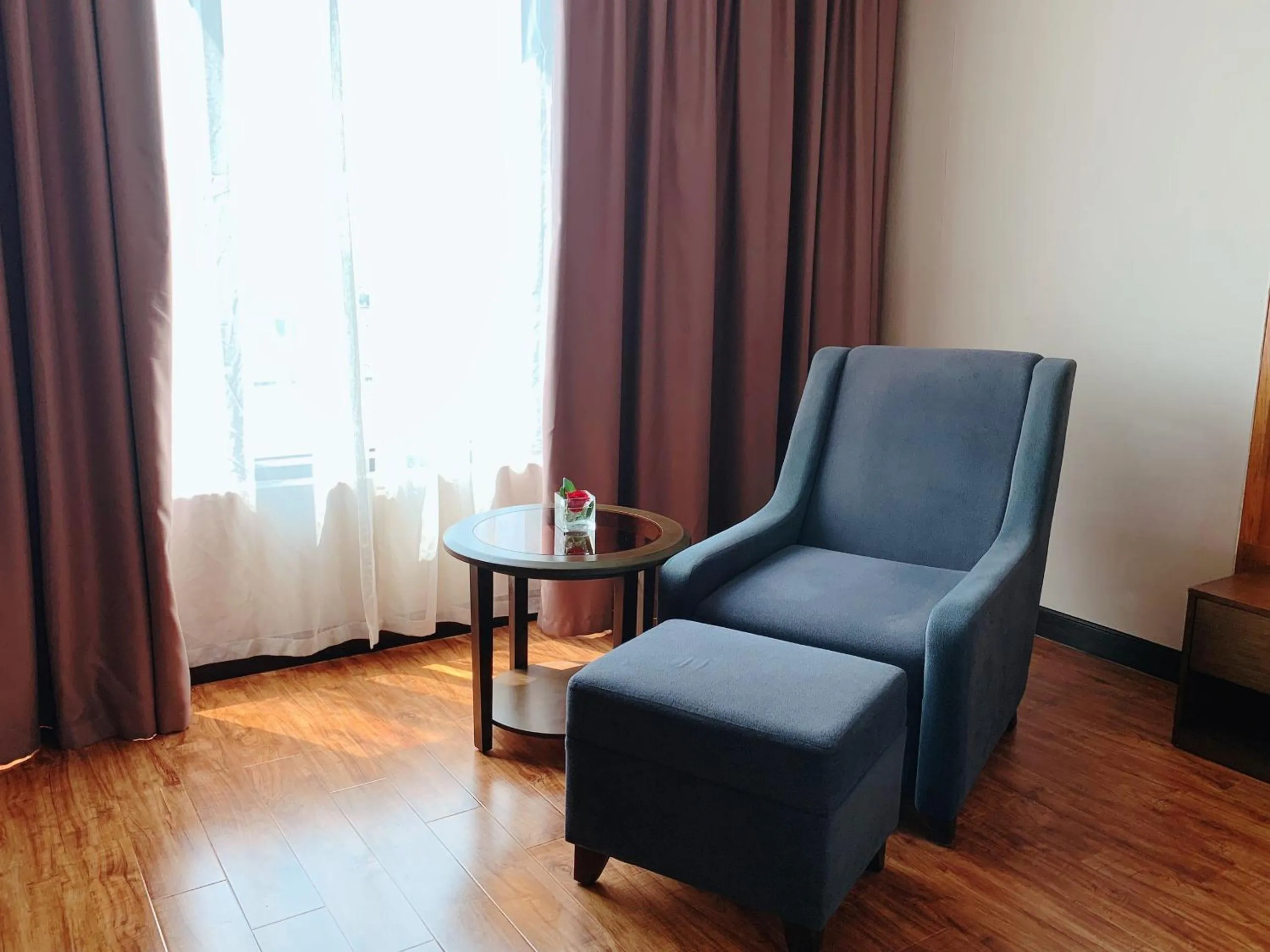 Seating area in Muong Thanh Luxury Nhat Le Hotel