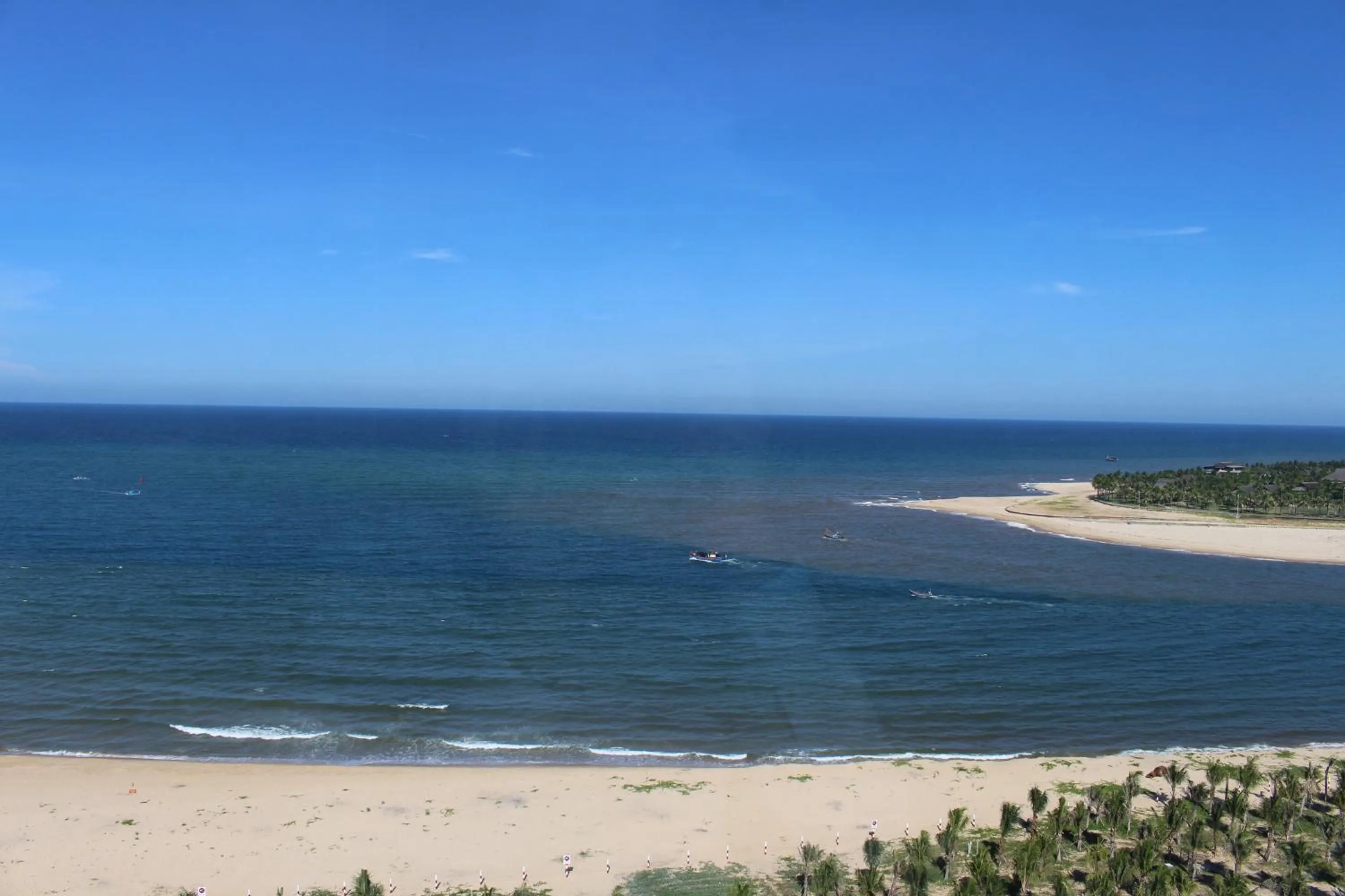 Day in Muong Thanh Luxury Nhat Le Hotel