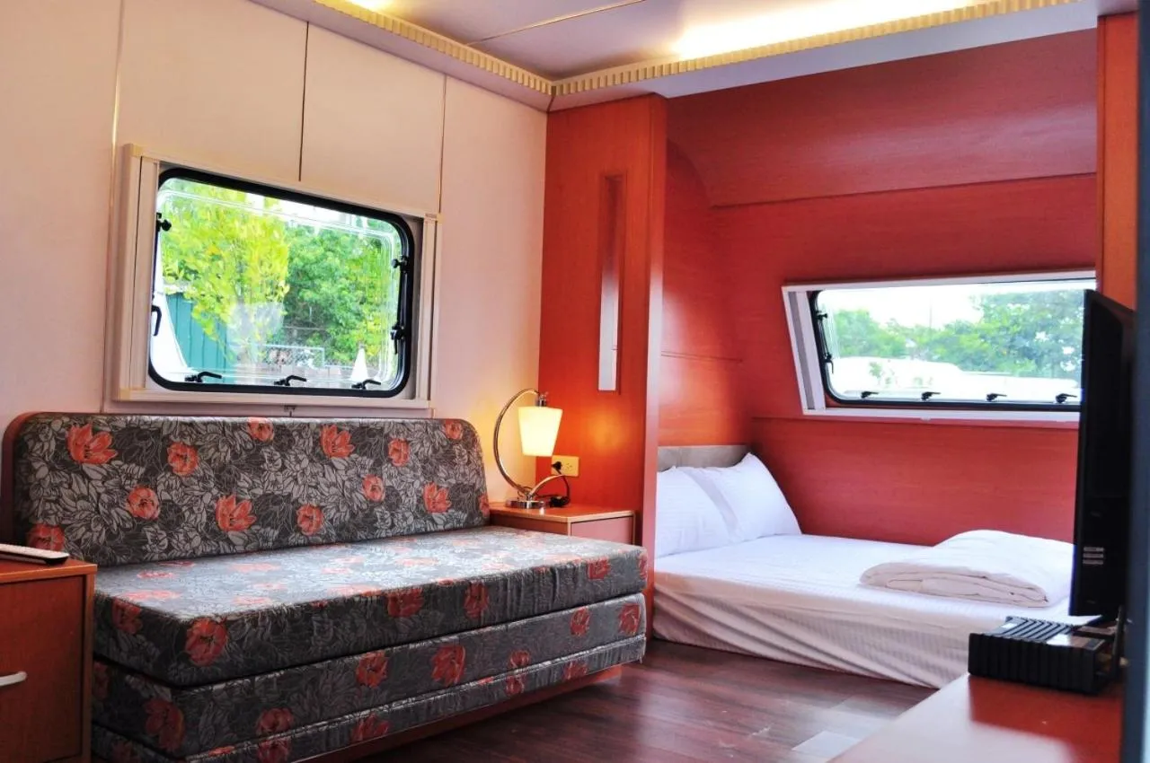 Bed in Kenting Houbihu Camping Car B&B