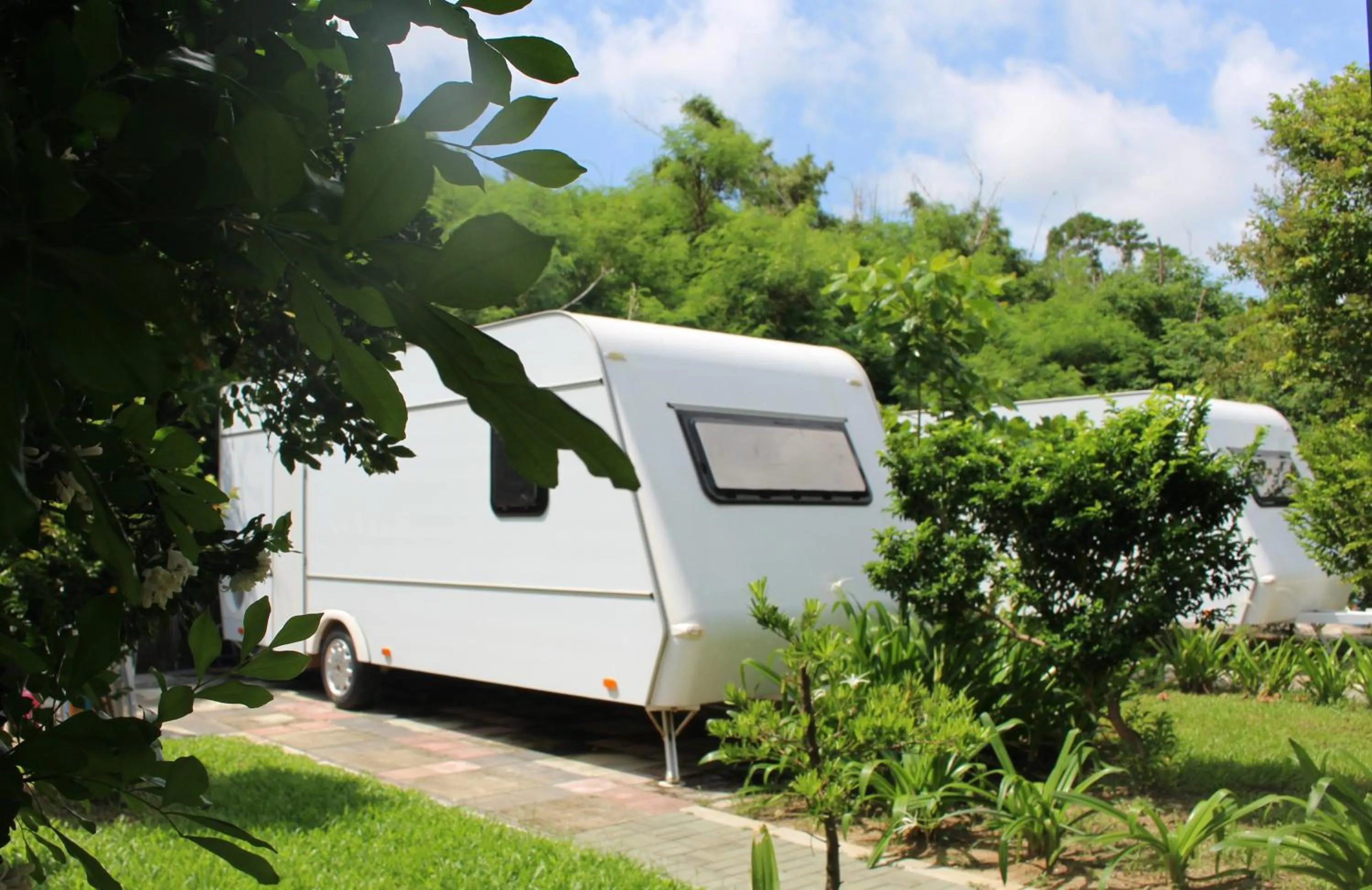 Kenting Houbihu Camping Car B&B