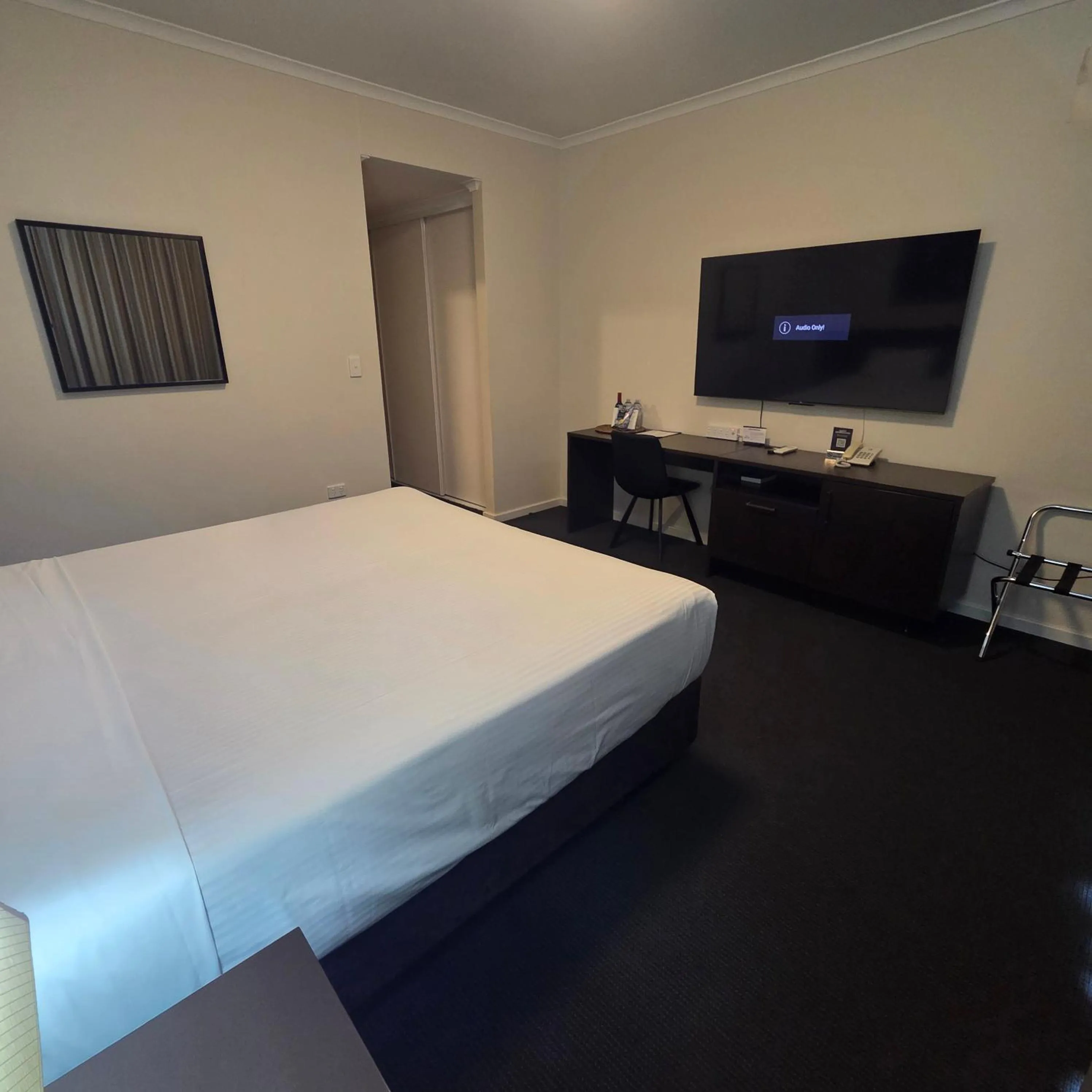 TV and multimedia, Bed in Sanno Marracoonda Perth Airport Hotel