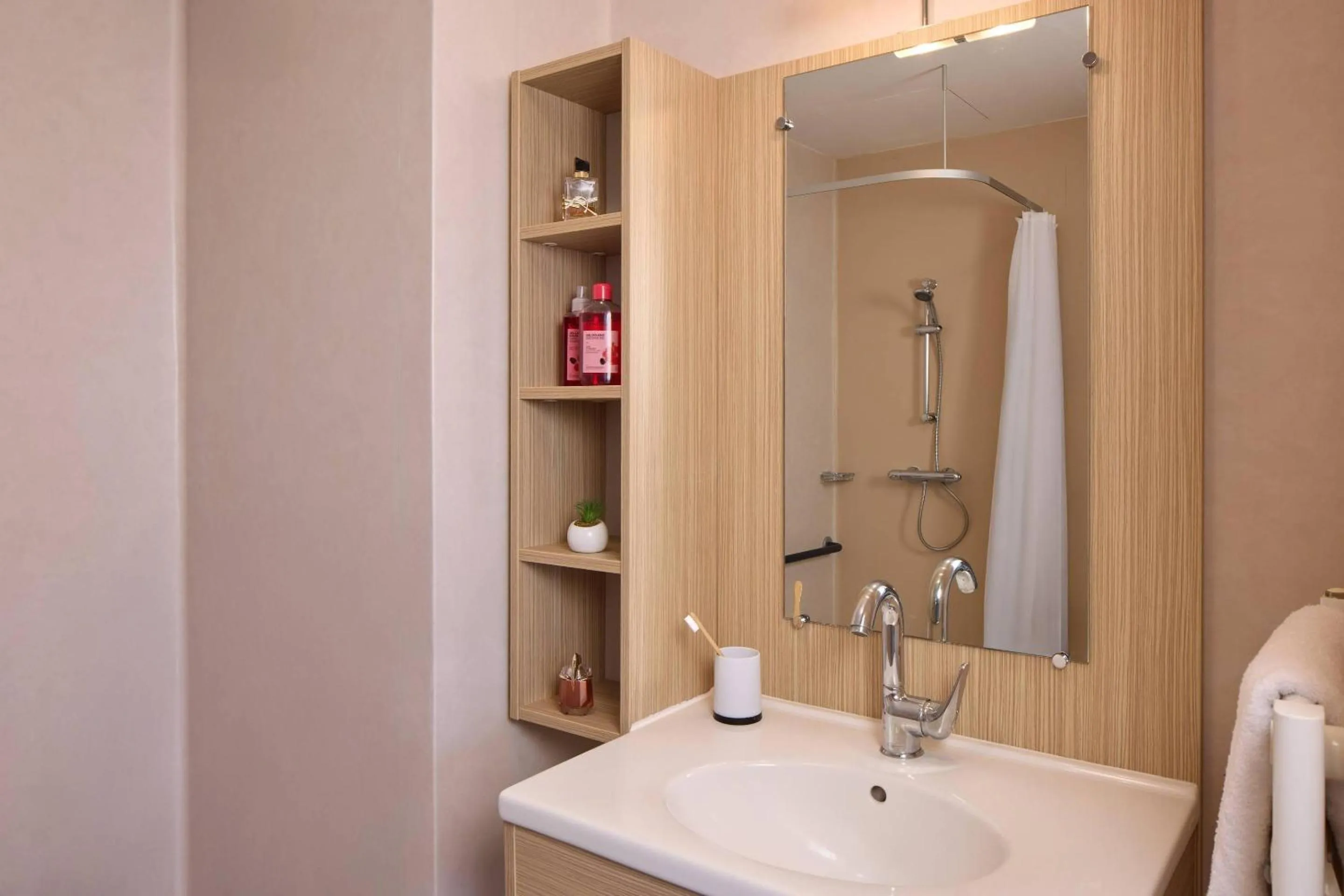 Shower in Quality Aparthotel Orleans Sud Zenith