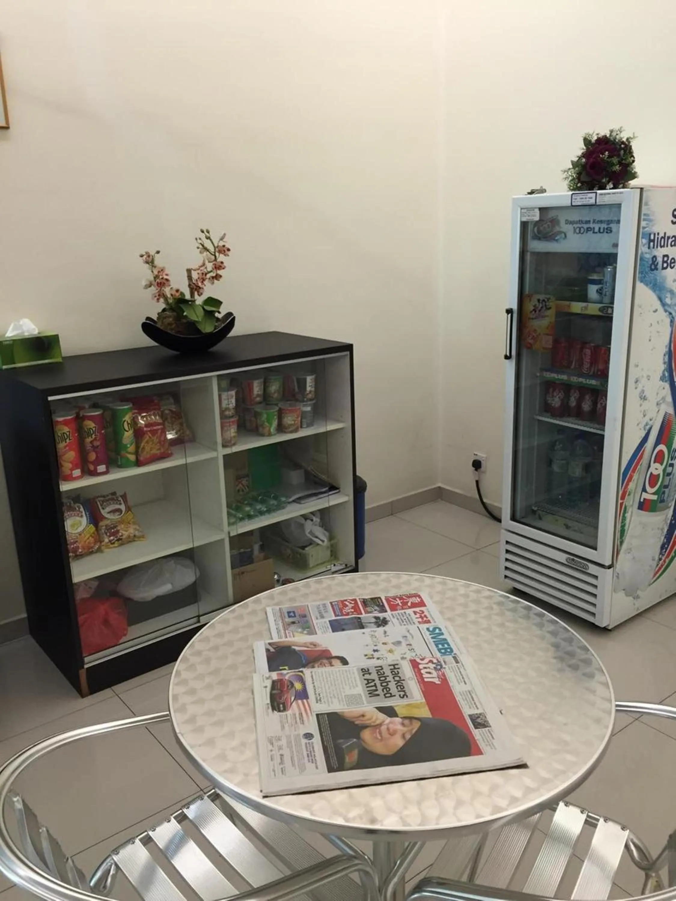 On-site shops in Raintree Hotel