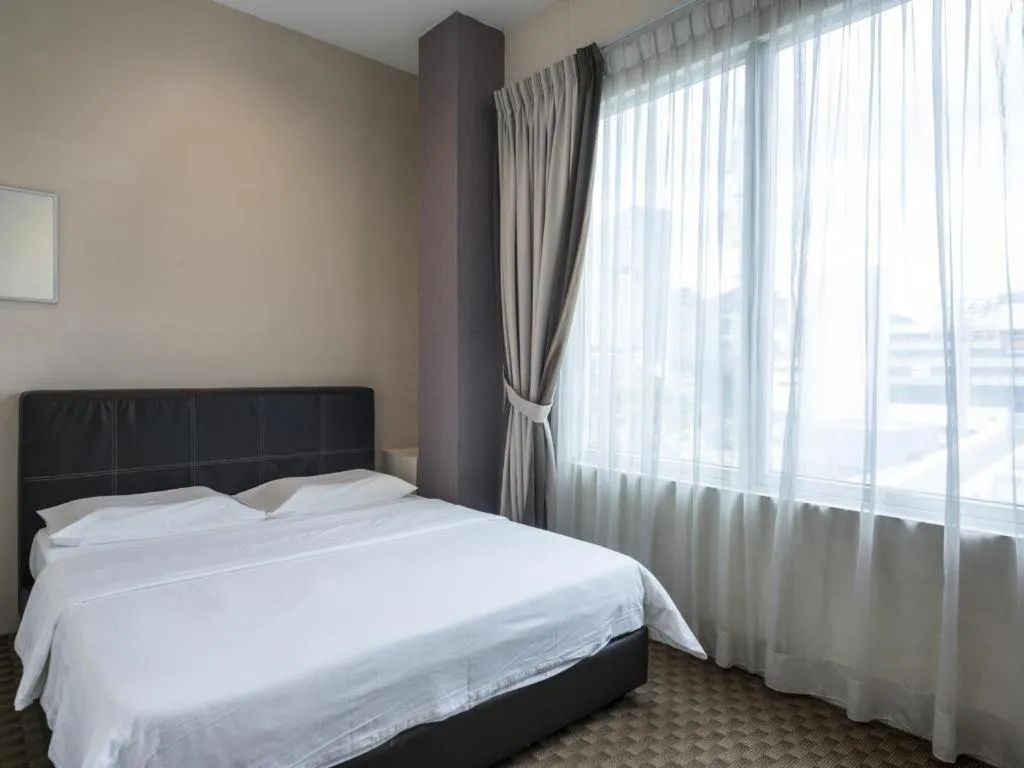 bunk bed, Bed in Raintree Hotel