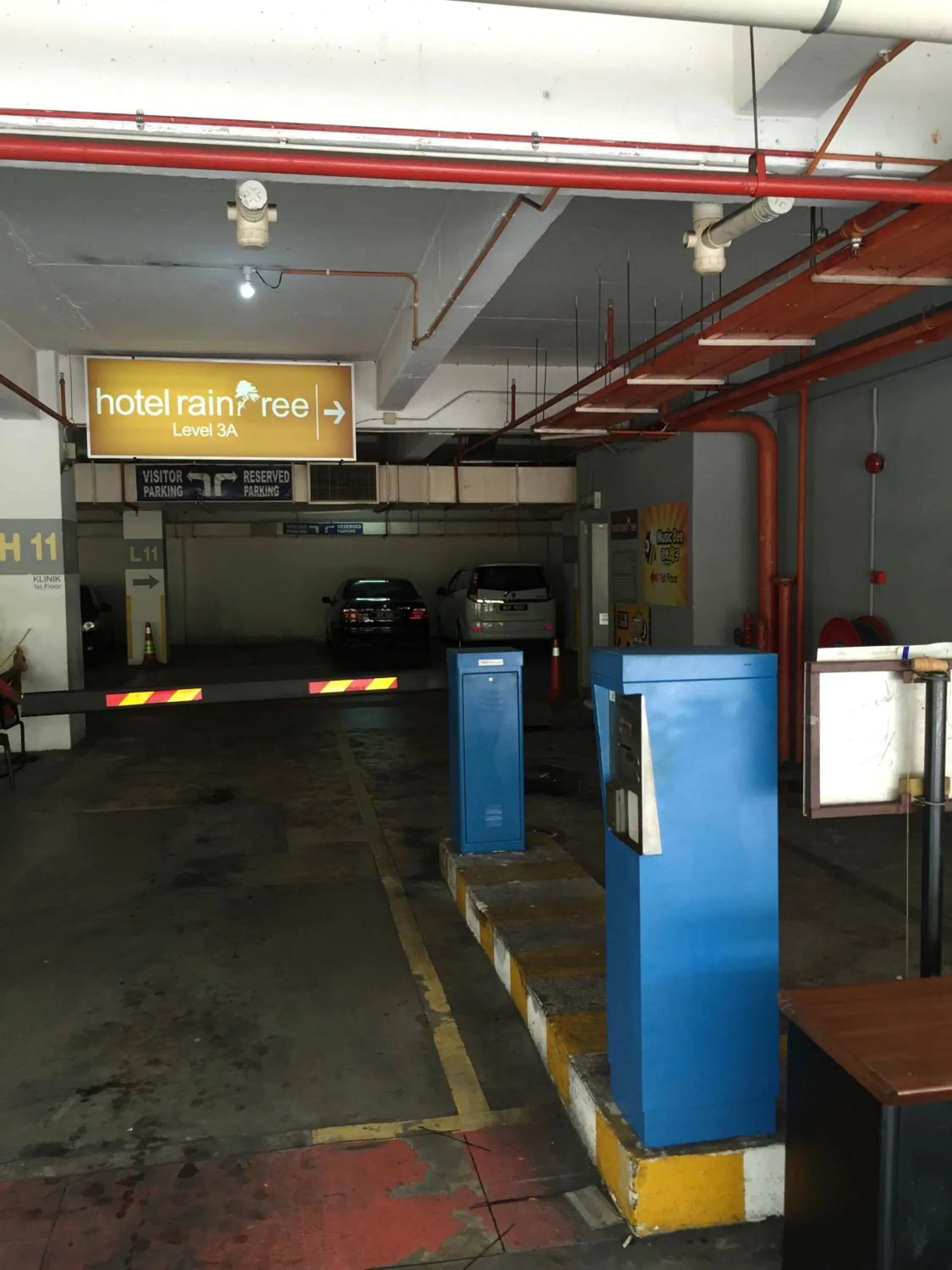 Facade/entrance in Raintree Hotel