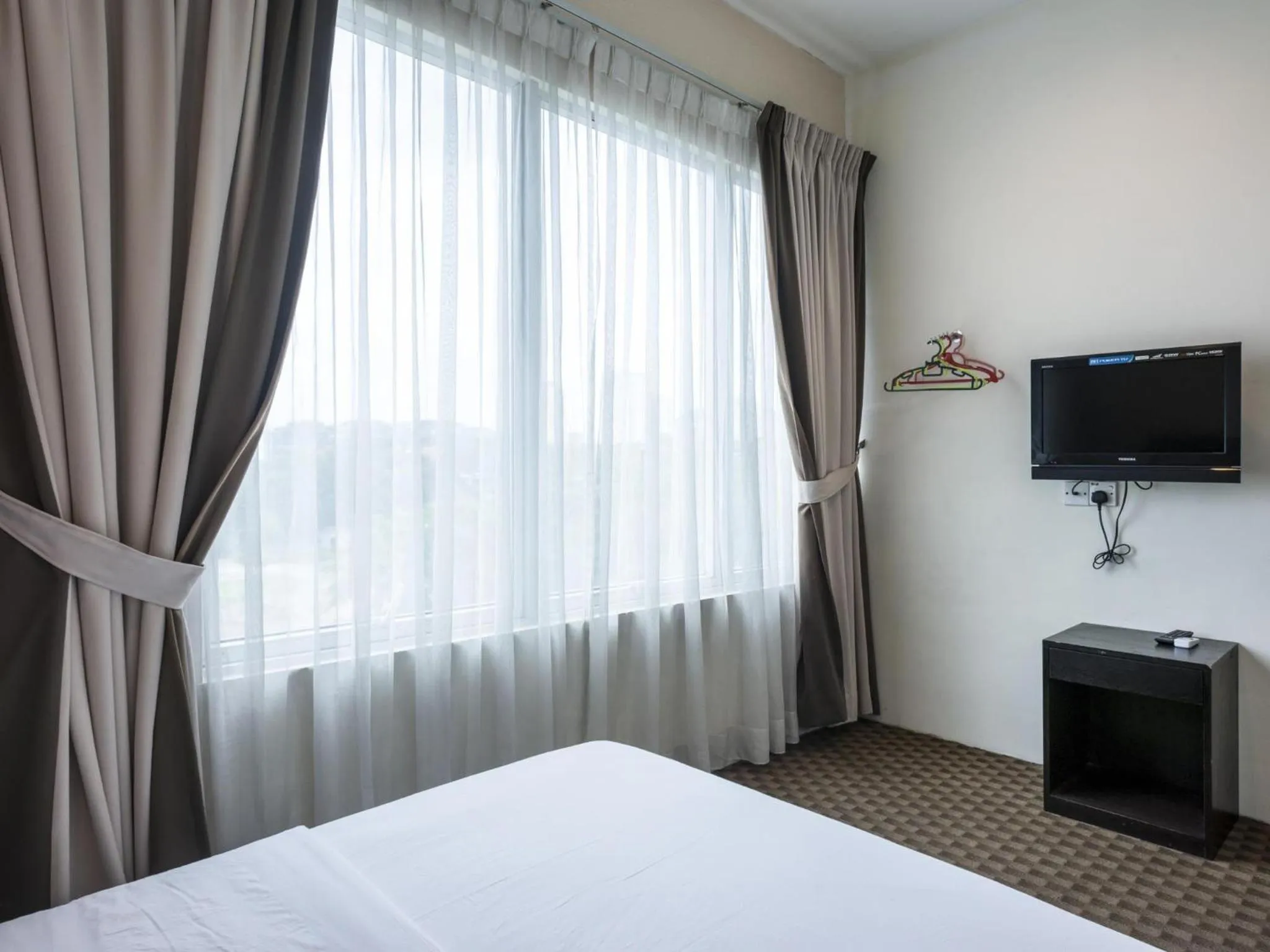 Bedroom, Bed in Raintree Hotel