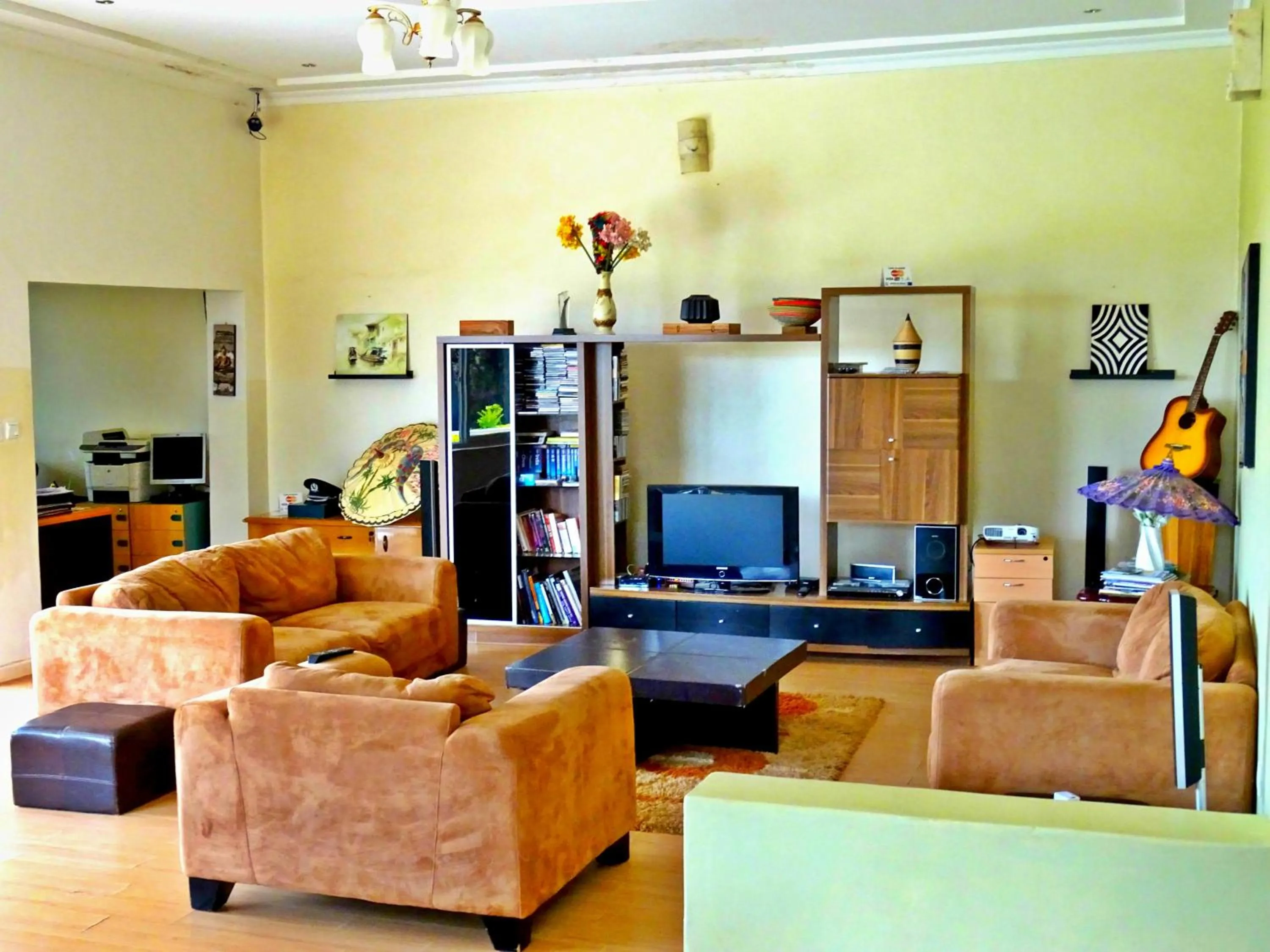 Communal lounge/ TV room in Yambi Guesthouse