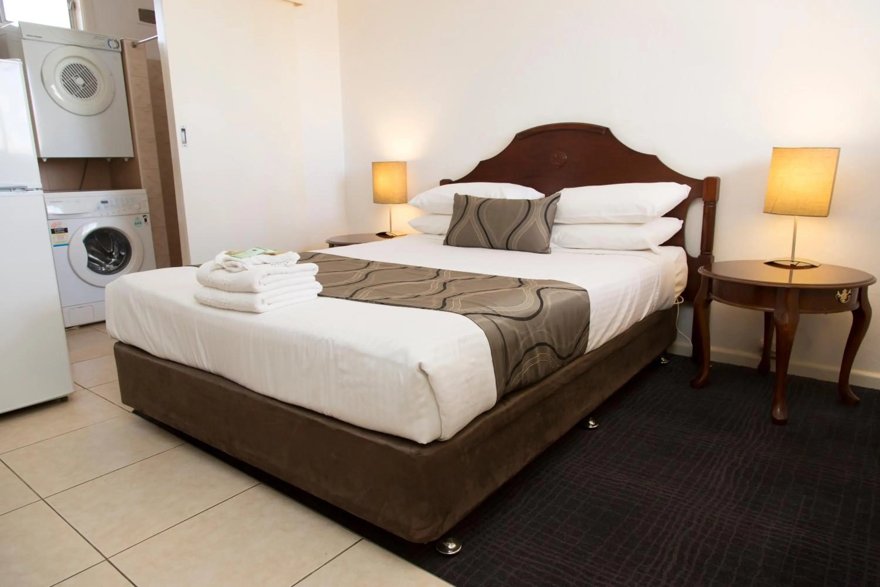 Photo of the whole room, Bed in A Line Motel