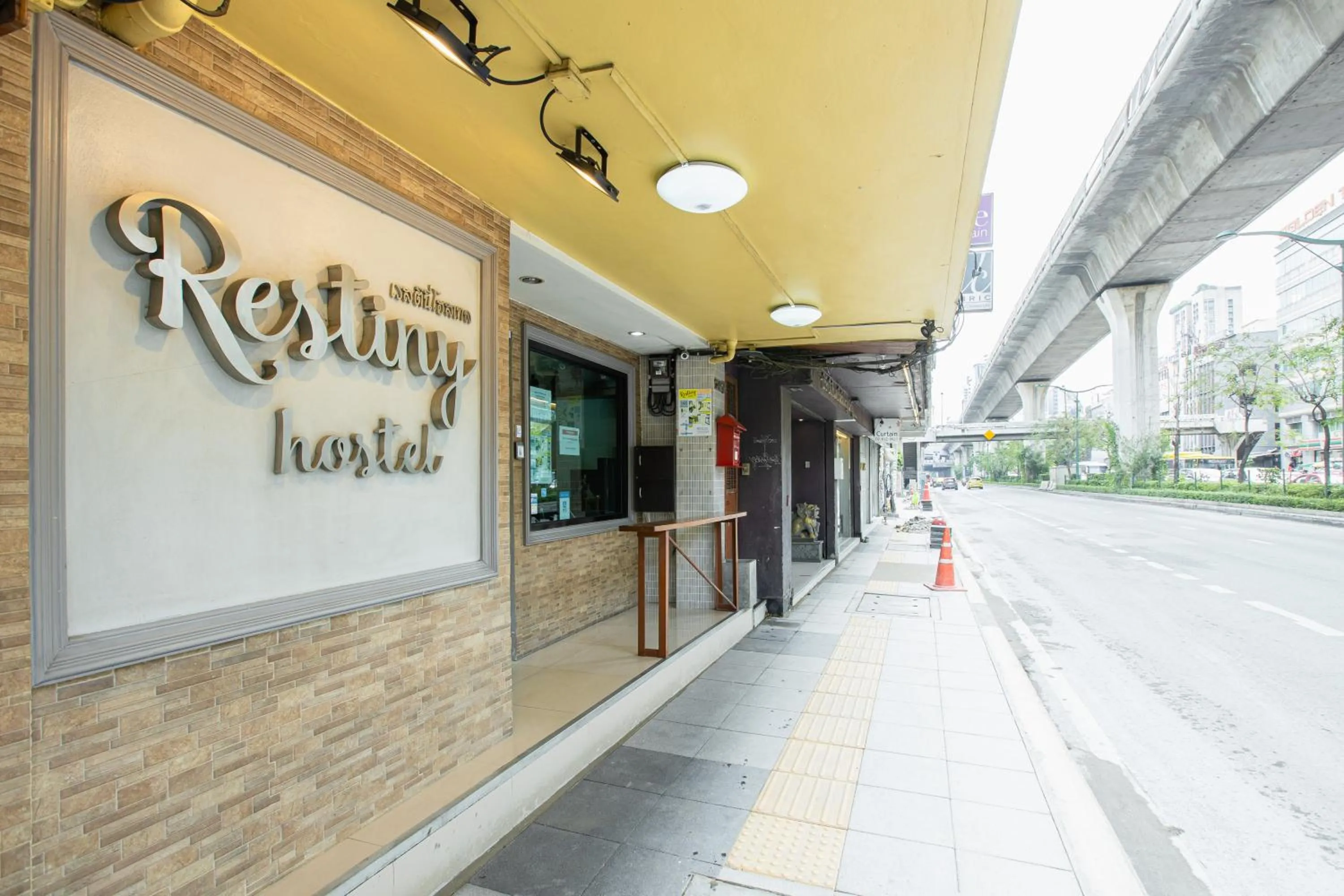 Facade/entrance in Restiny Hostel