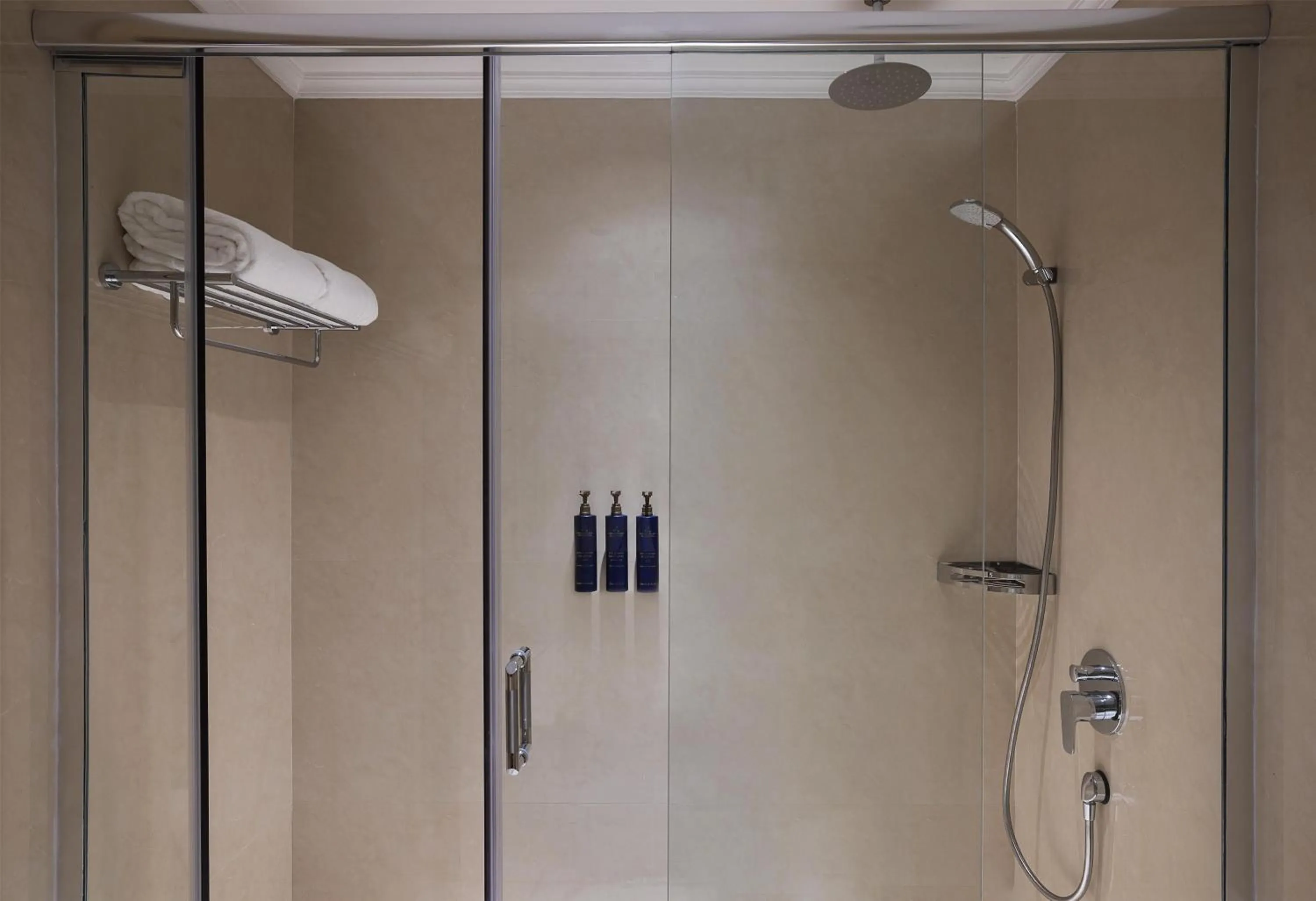 Bathroom in Diyar Ajwa, Tapestry Collection By Hilton