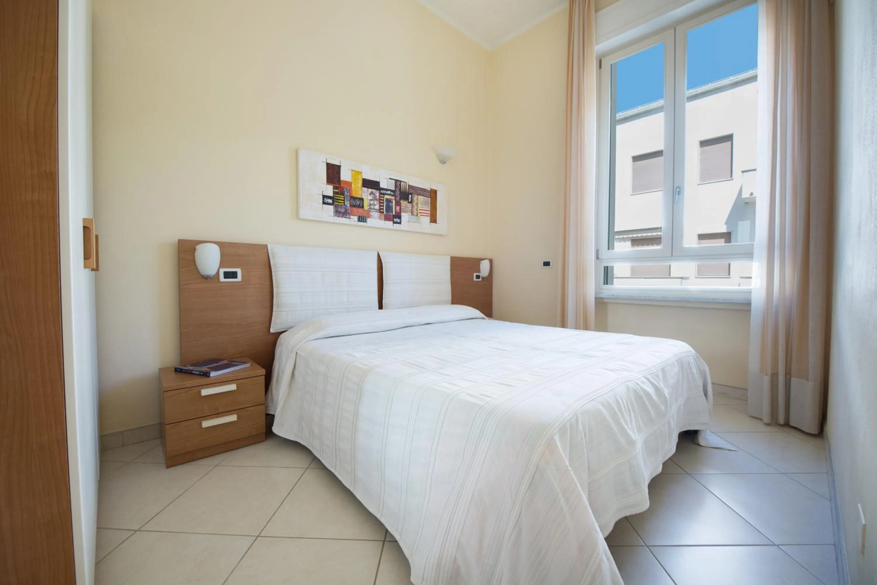 Photo of the whole room, Bed in Residence Colombo