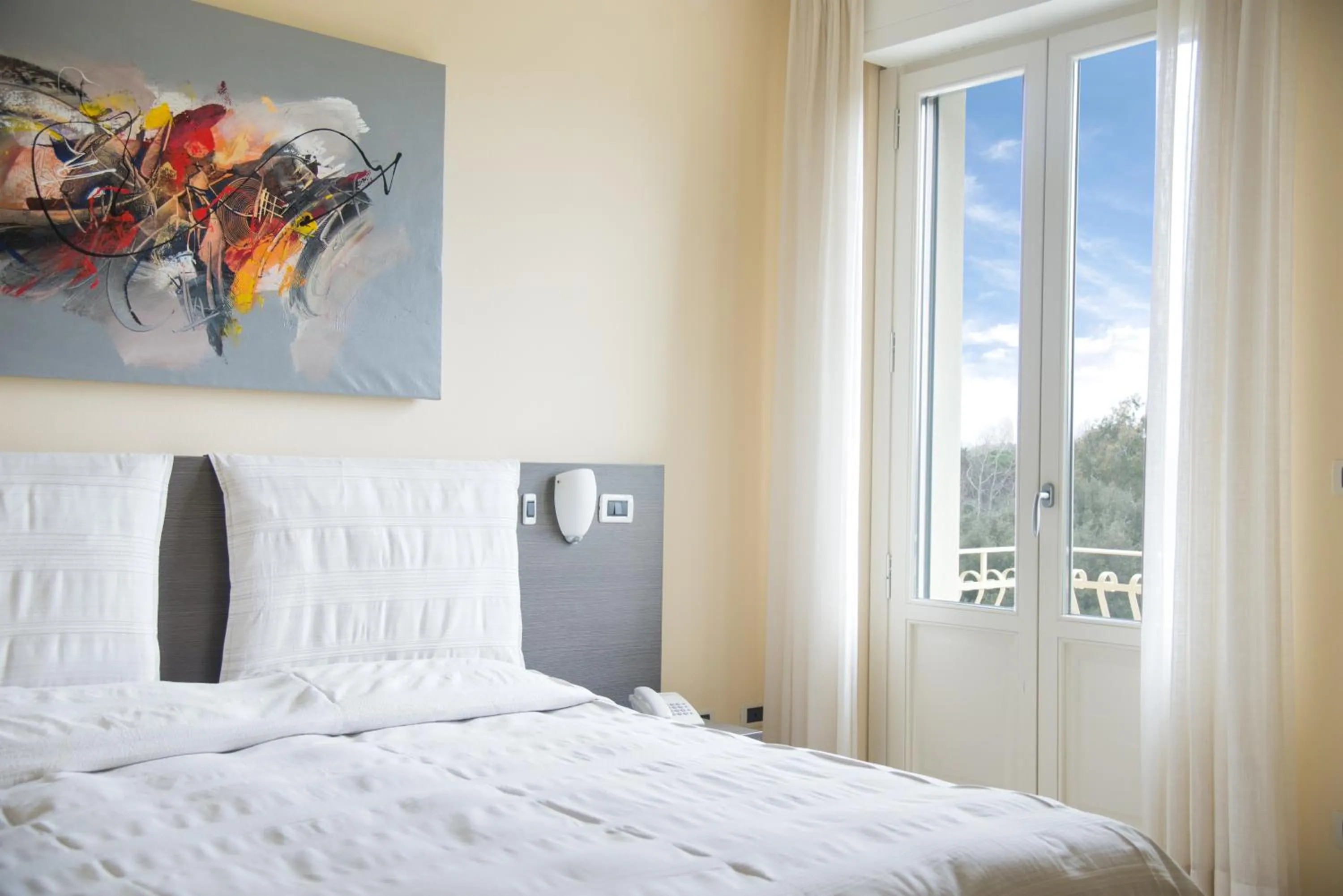 Photo of the whole room, Bed in Residence Colombo