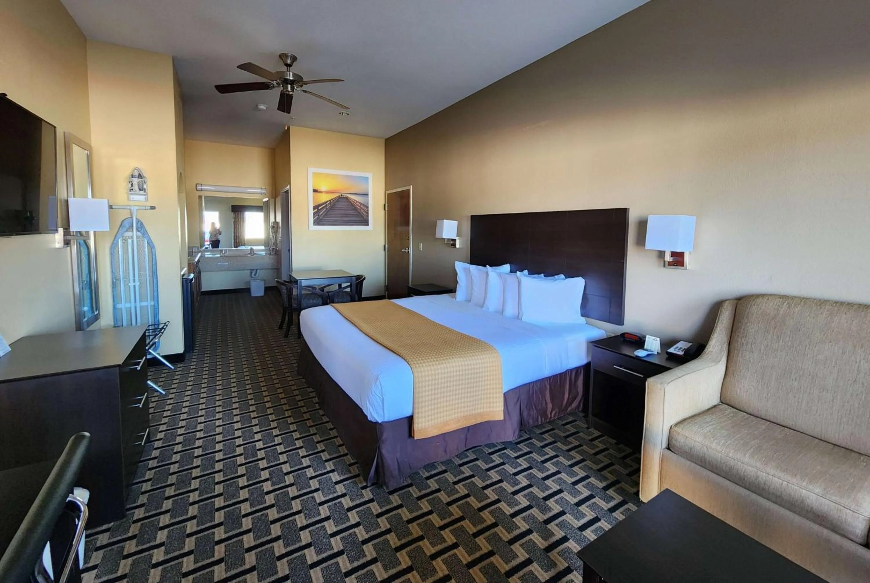 Photo of the whole room, Bed in Days Inn by Wyndham Baytown East