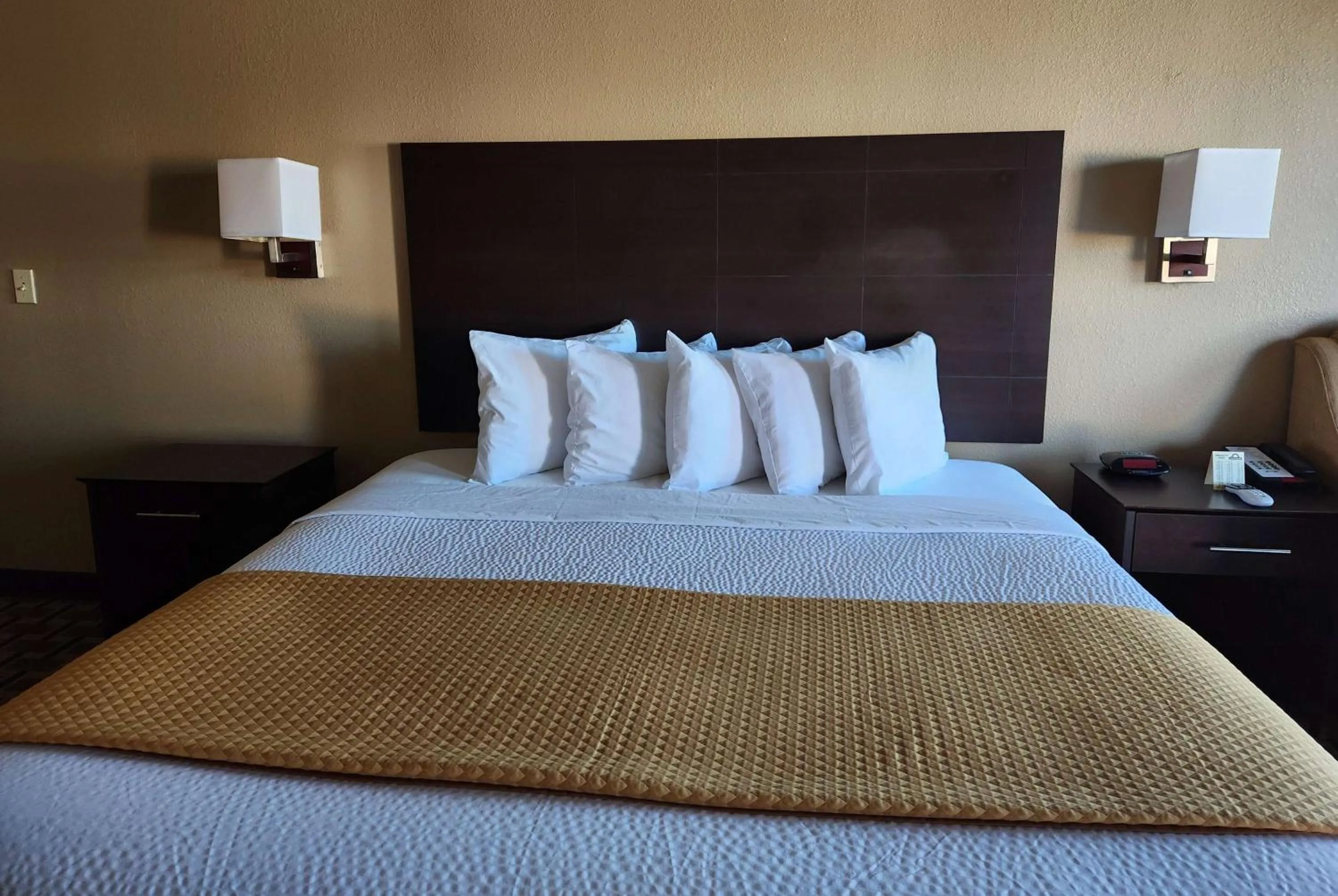 Photo of the whole room, Bed in Days Inn by Wyndham Baytown East