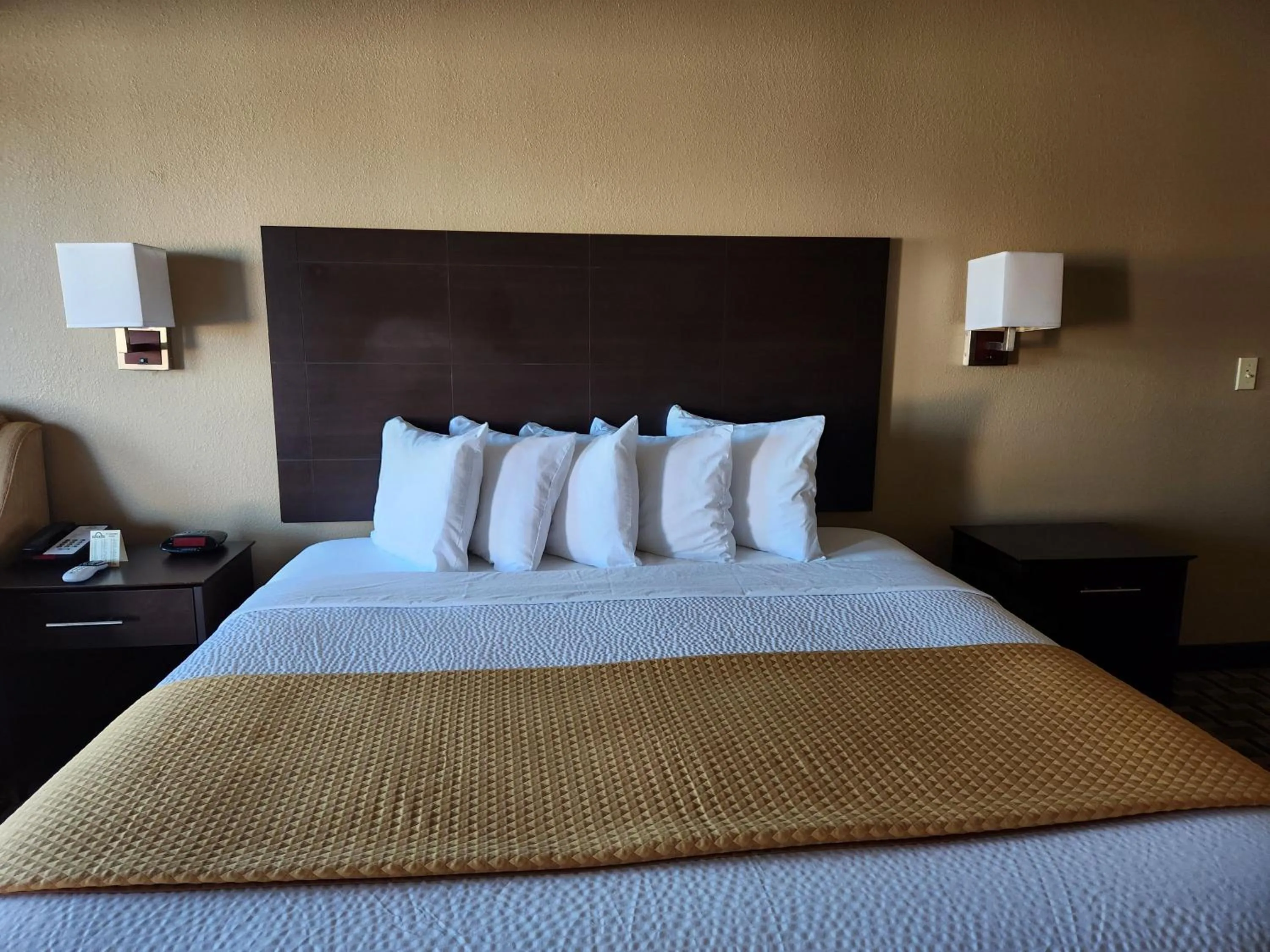 Bedroom, Bed in Days Inn by Wyndham Baytown East
