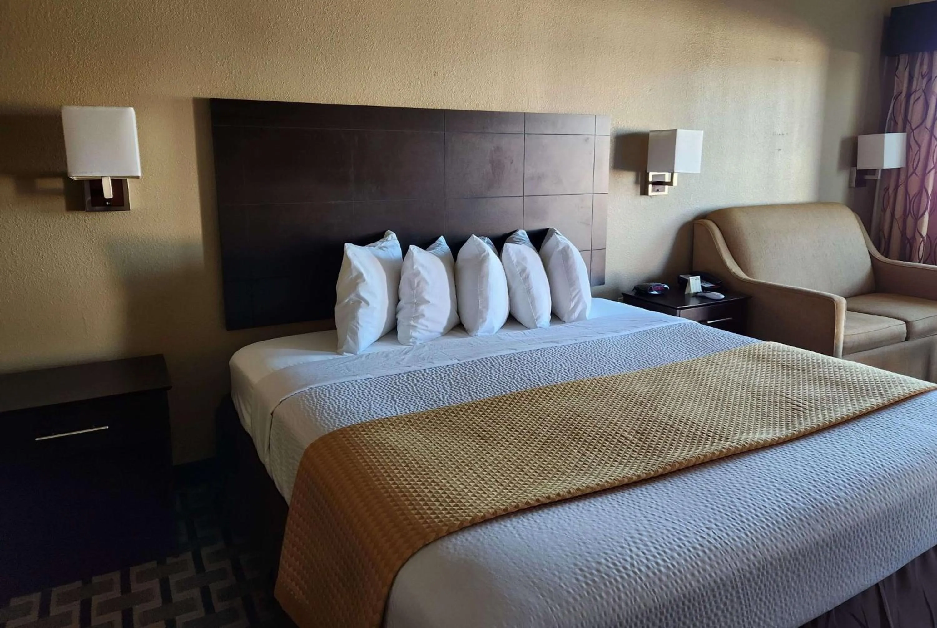 Photo of the whole room, Bed in Days Inn by Wyndham Baytown East