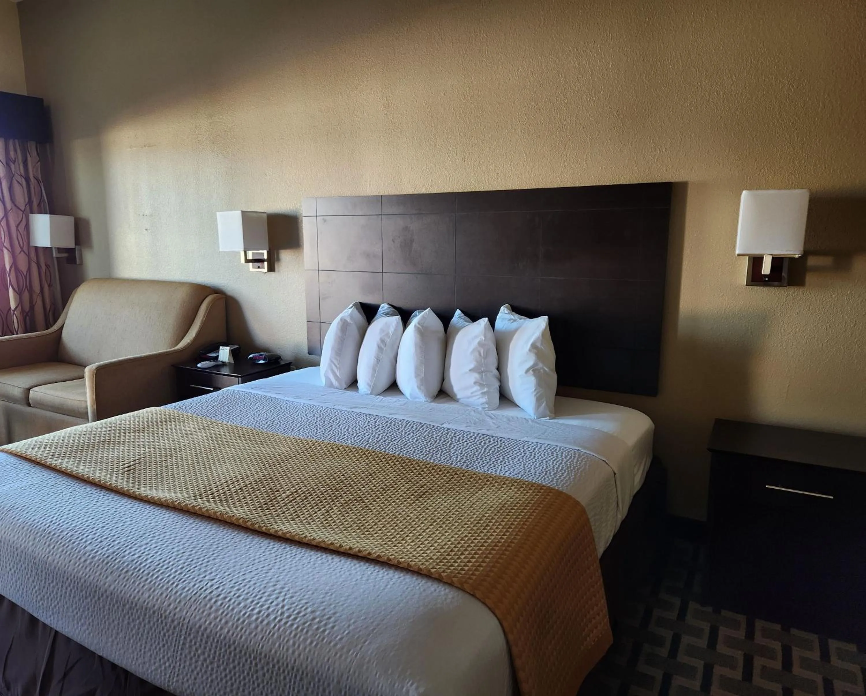 Bedroom, Bed in Days Inn by Wyndham Baytown East