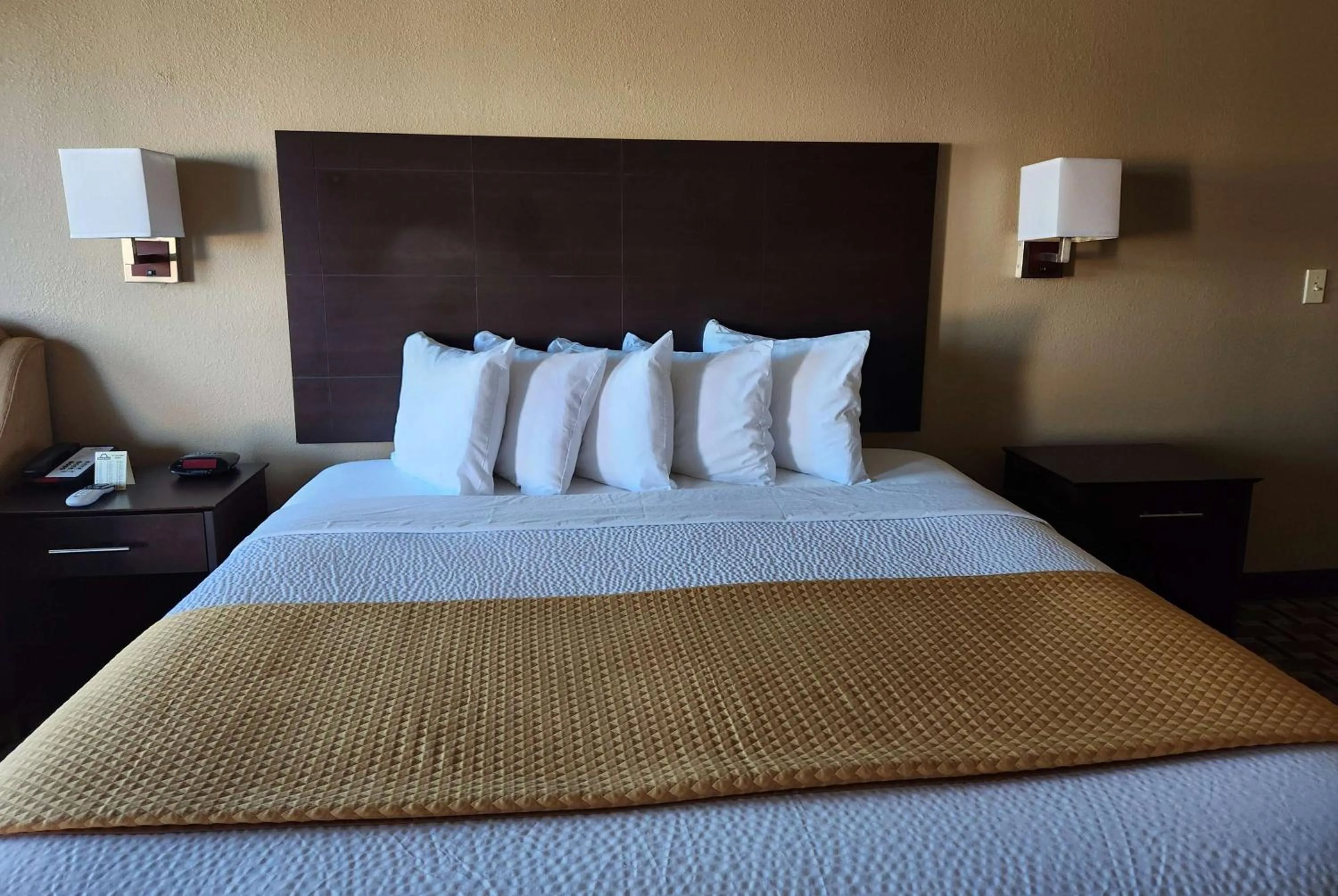 Photo of the whole room, Bed in Days Inn by Wyndham Baytown East