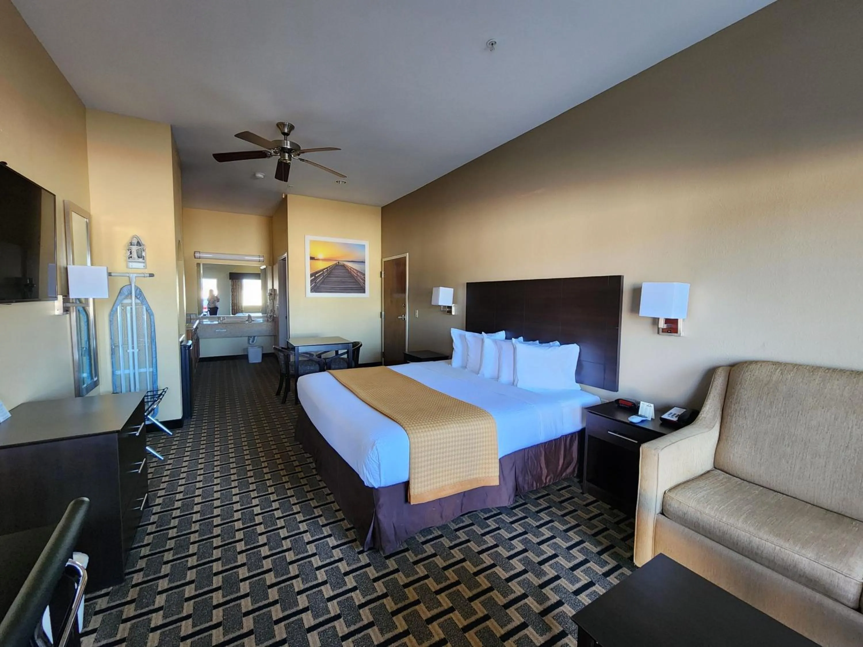 Bedroom, Bed in Days Inn by Wyndham Baytown East