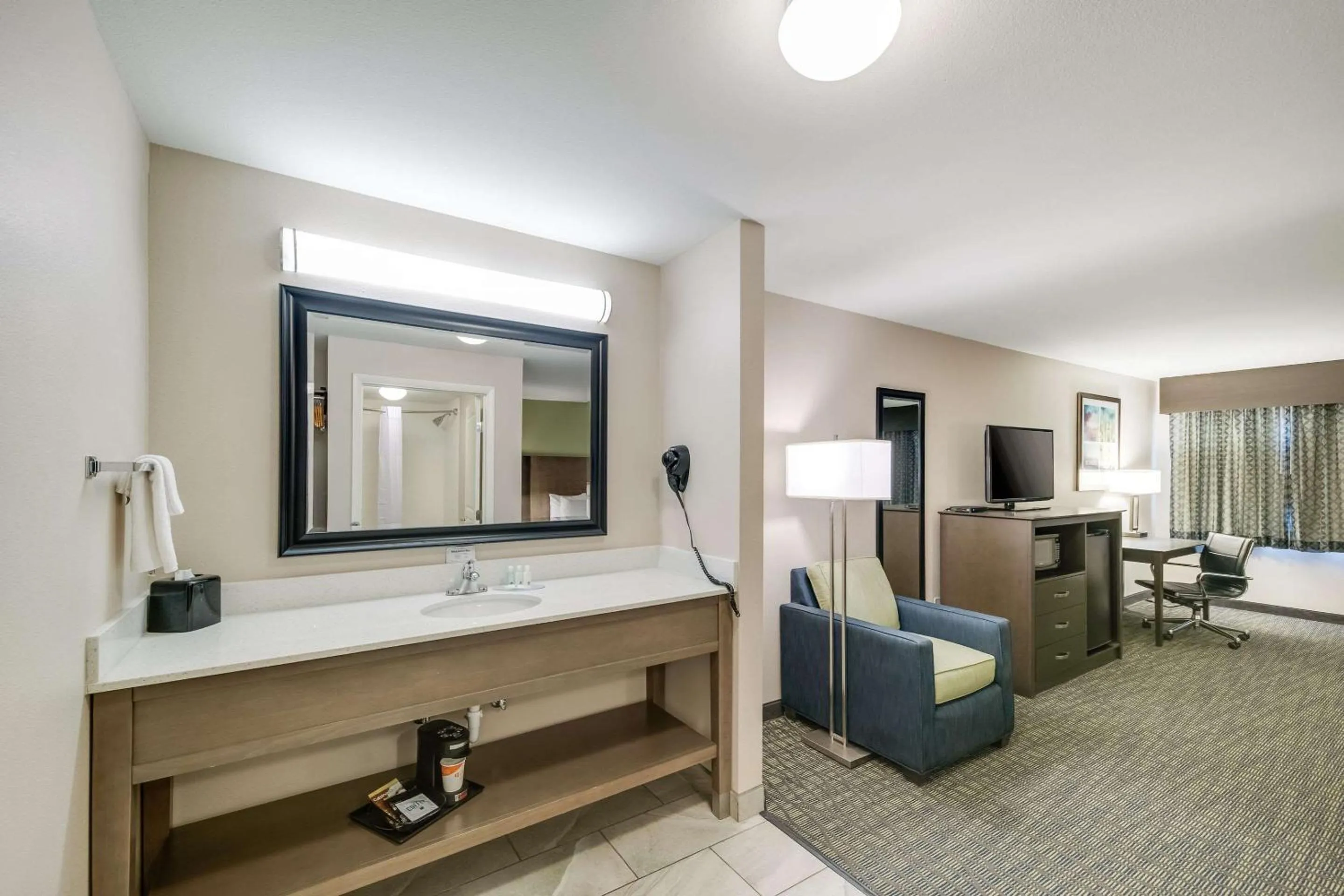 TV and multimedia, Bed in Quality Inn & Suites Ardmore