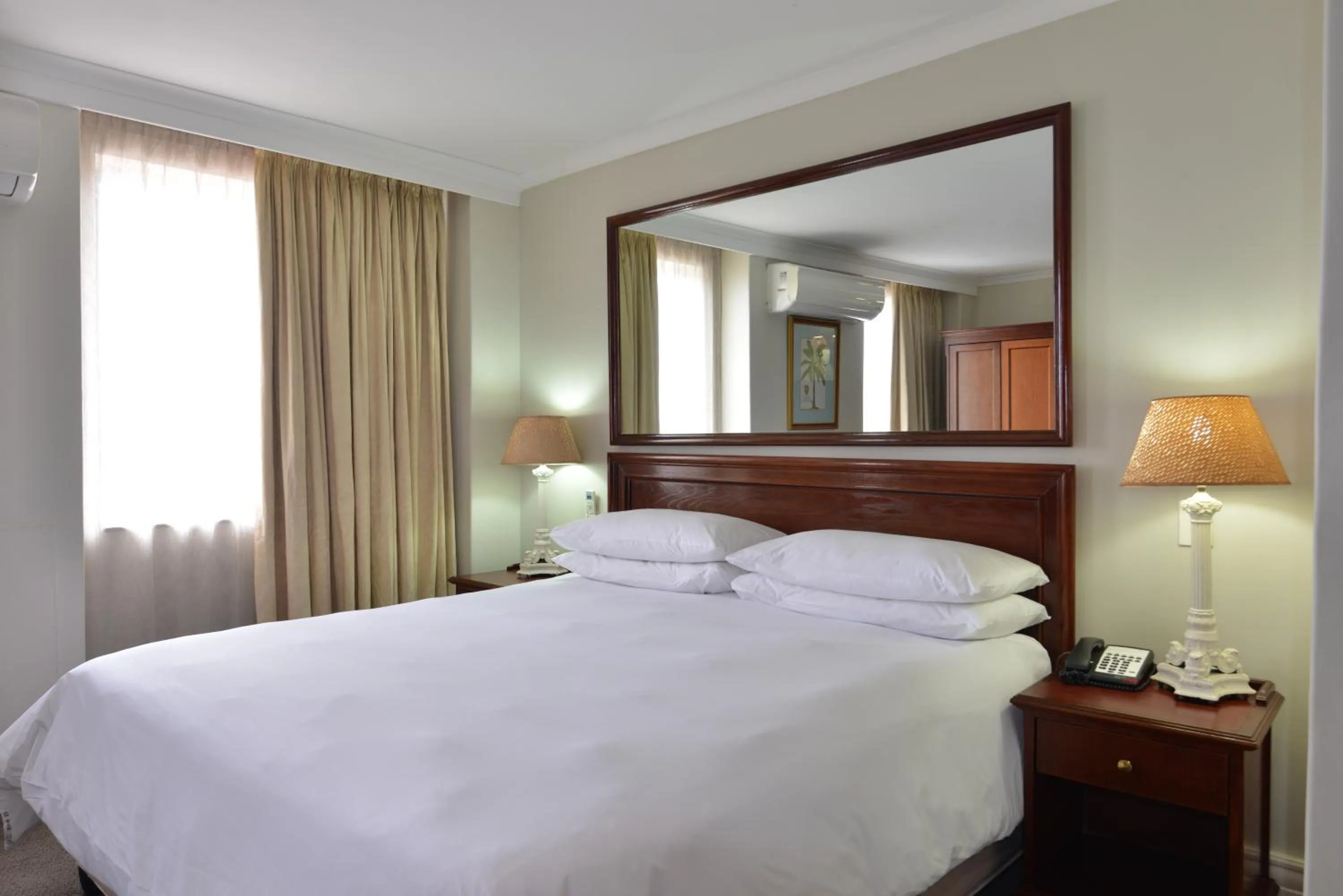 Bedroom, Bed in The Balmoral - Halaal