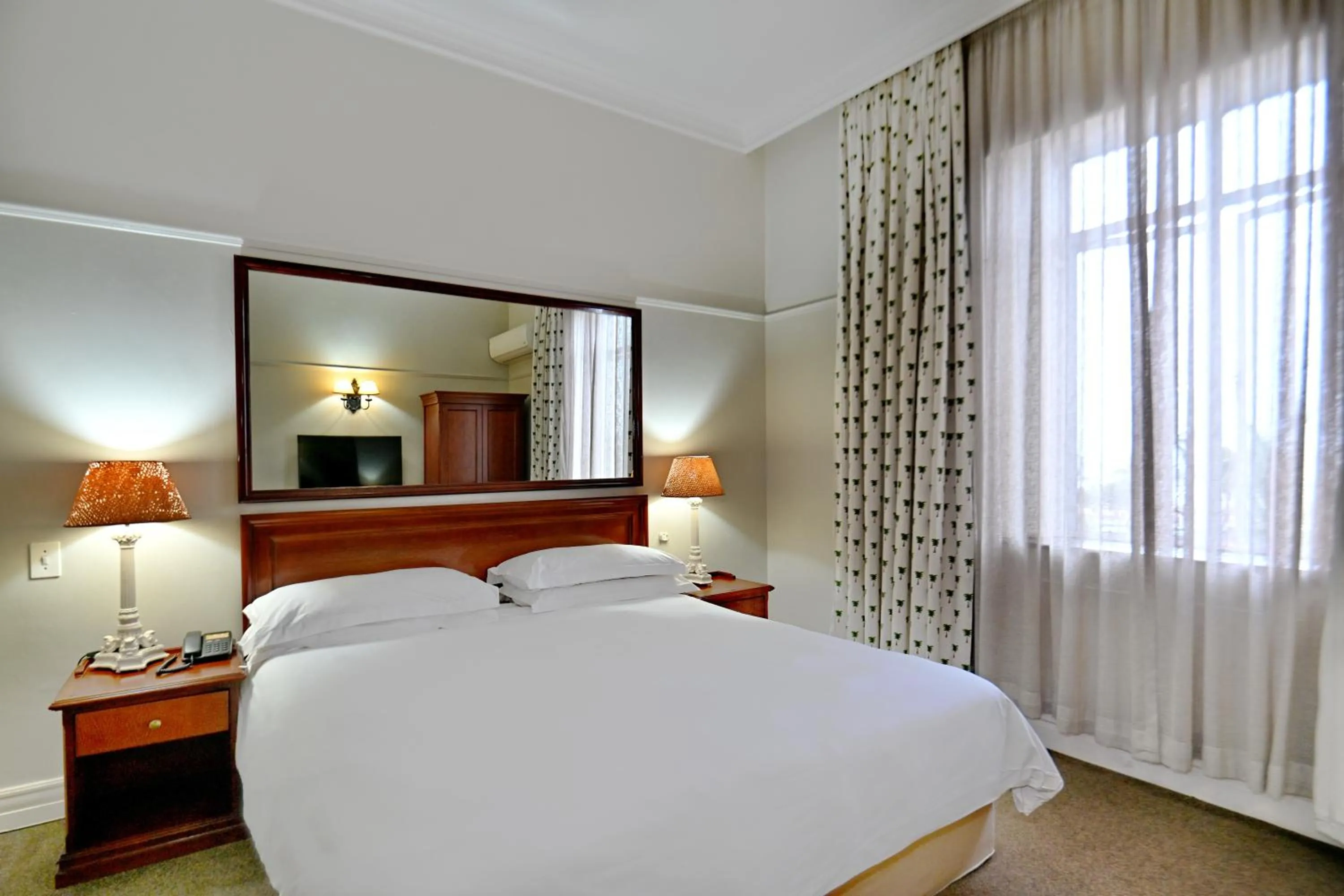 Photo of the whole room, Bed in The Balmoral - Halaal