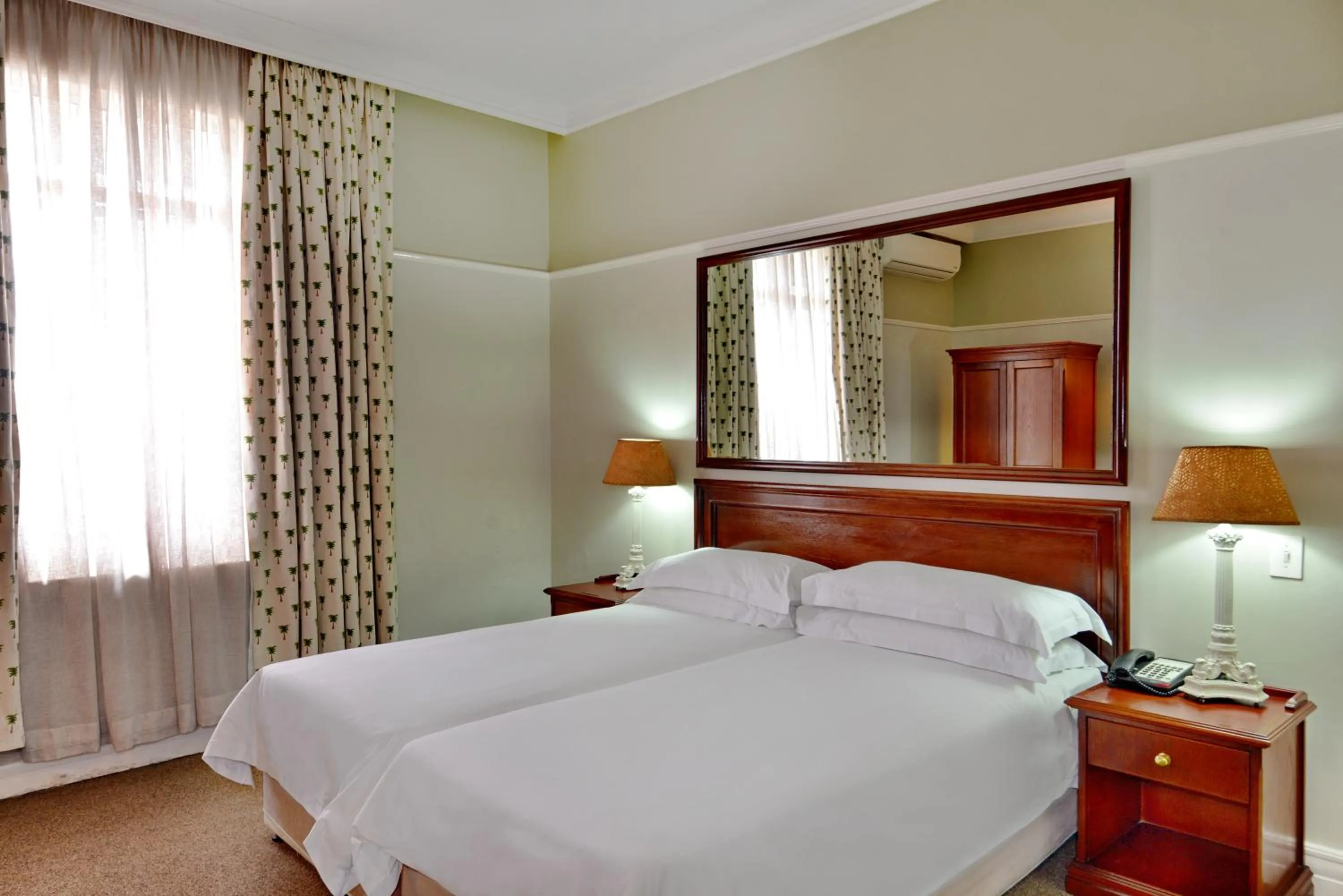 Sea view, Bed in The Balmoral - Halaal