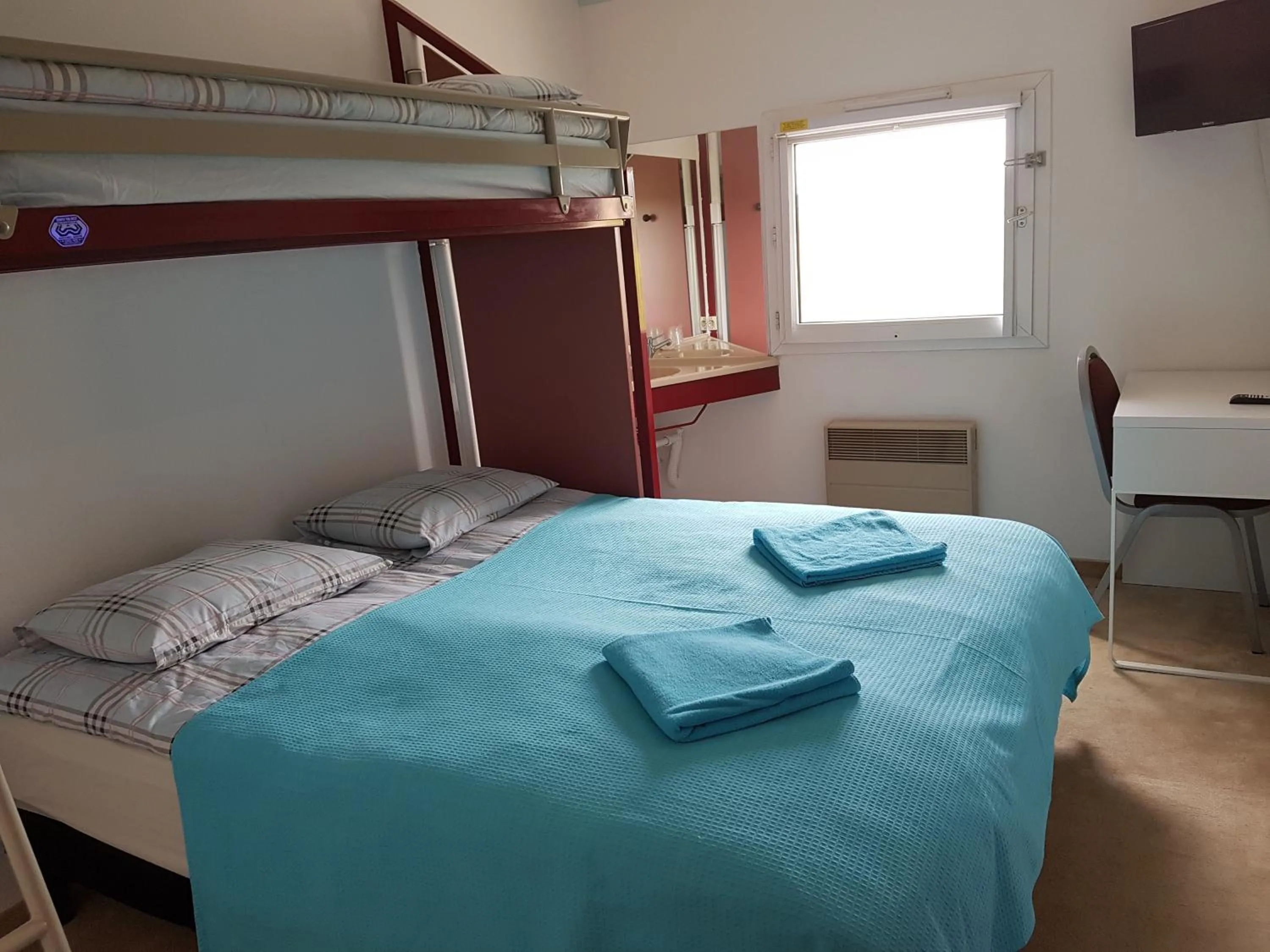 Bed in Hôtel Holiday Lyon Est