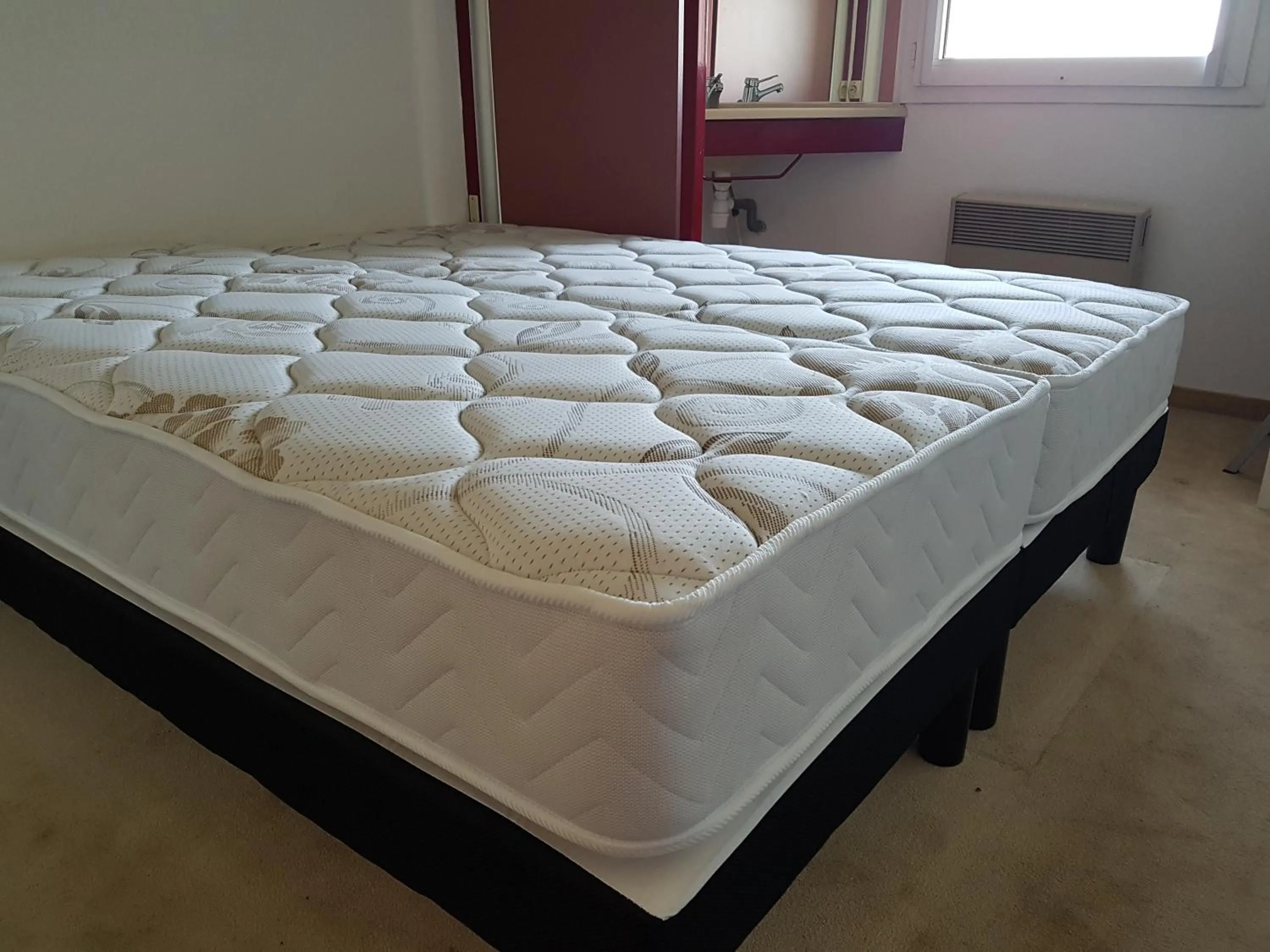 Bed in Hôtel Holiday Lyon Est