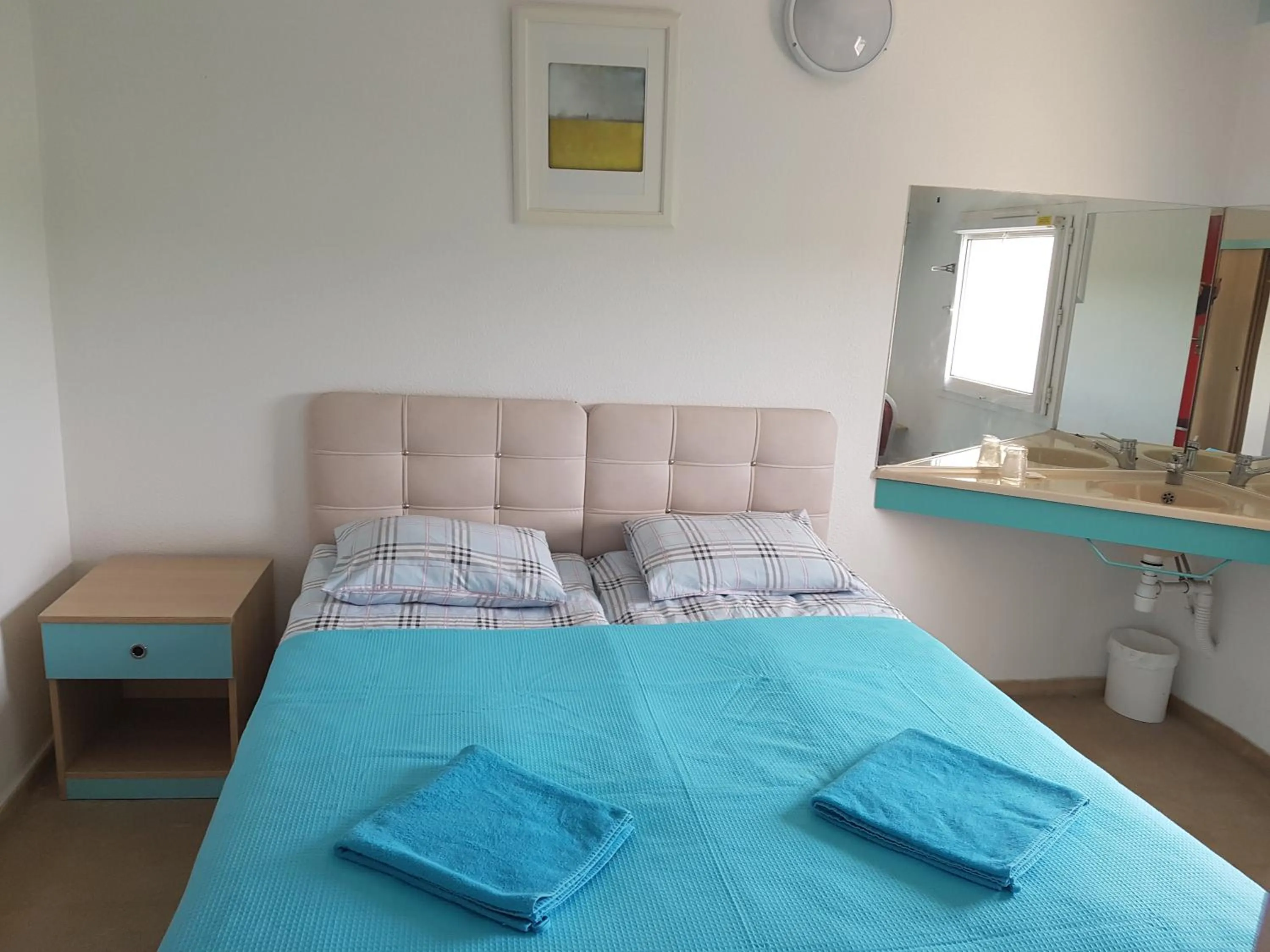 Bedroom in Hôtel Holiday Lyon Est