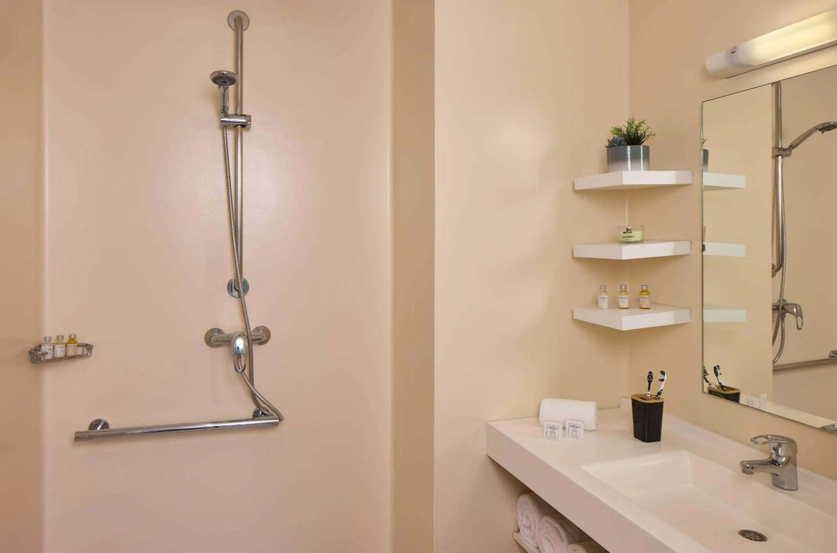 Shower in Quality Aparthotel Valenciennes