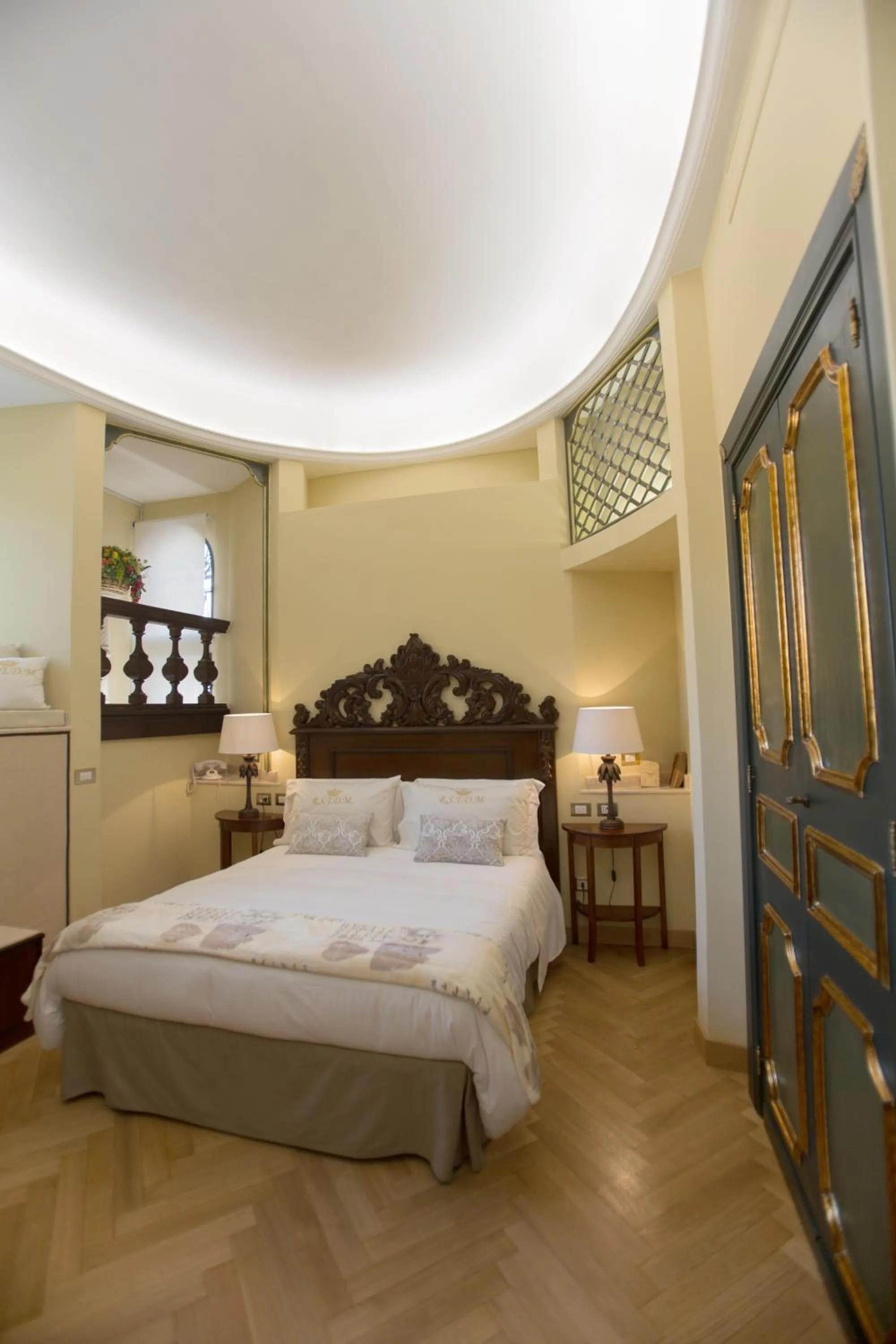 Photo of the whole room, Bed in Royal Suite Trinità Dei Monti
