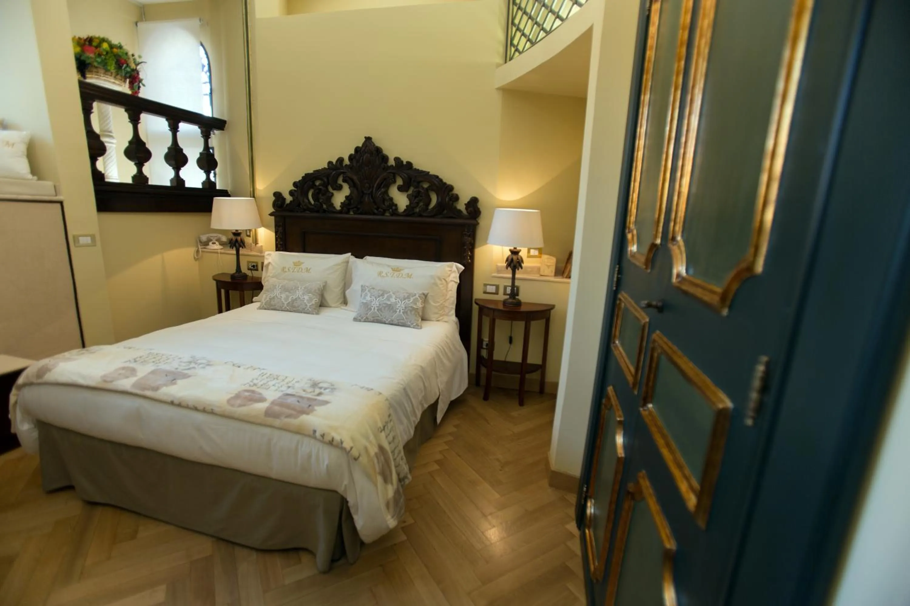 Photo of the whole room, Bed in Royal Suite Trinità Dei Monti