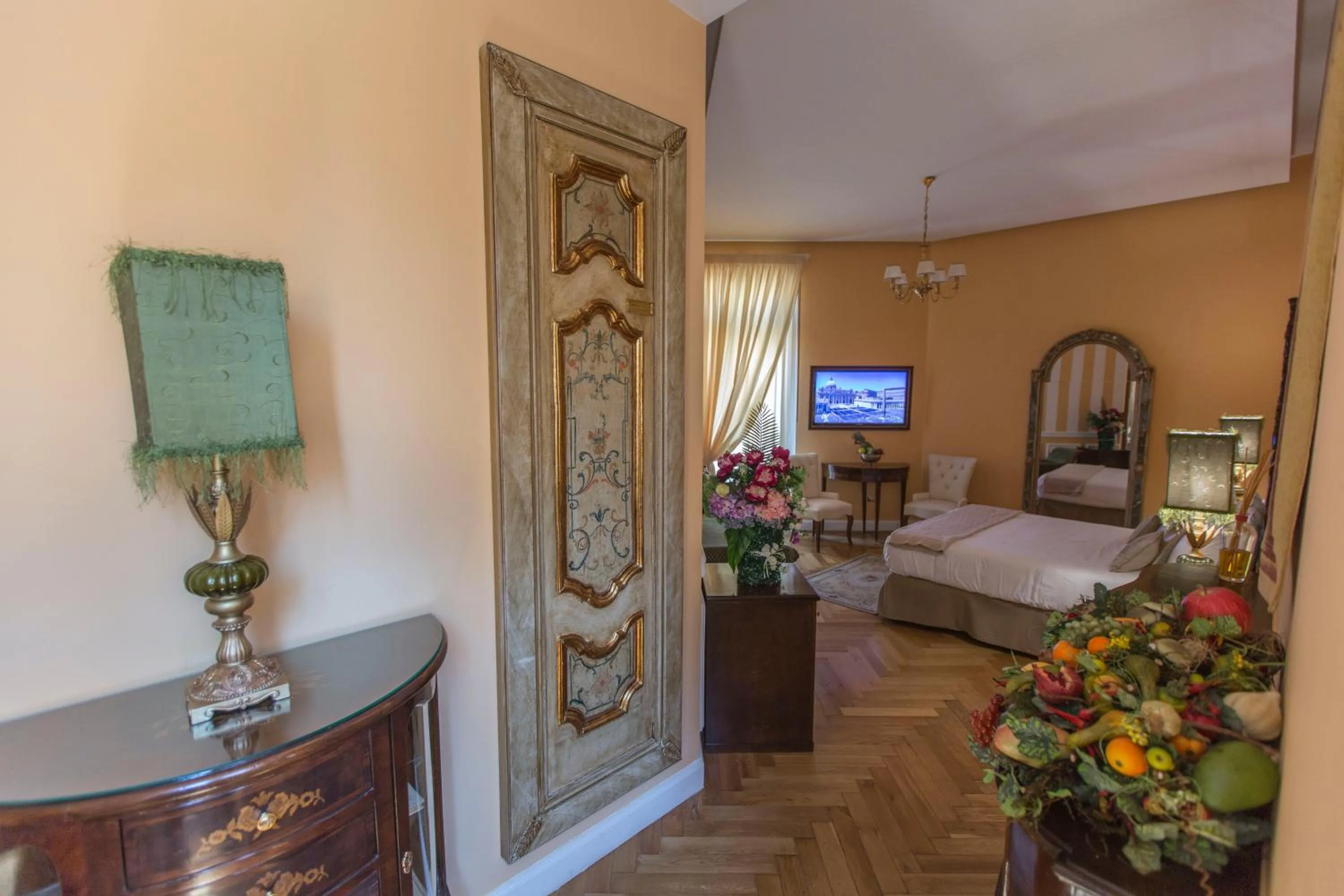 Photo of the whole room, Bed in Royal Suite Trinità Dei Monti