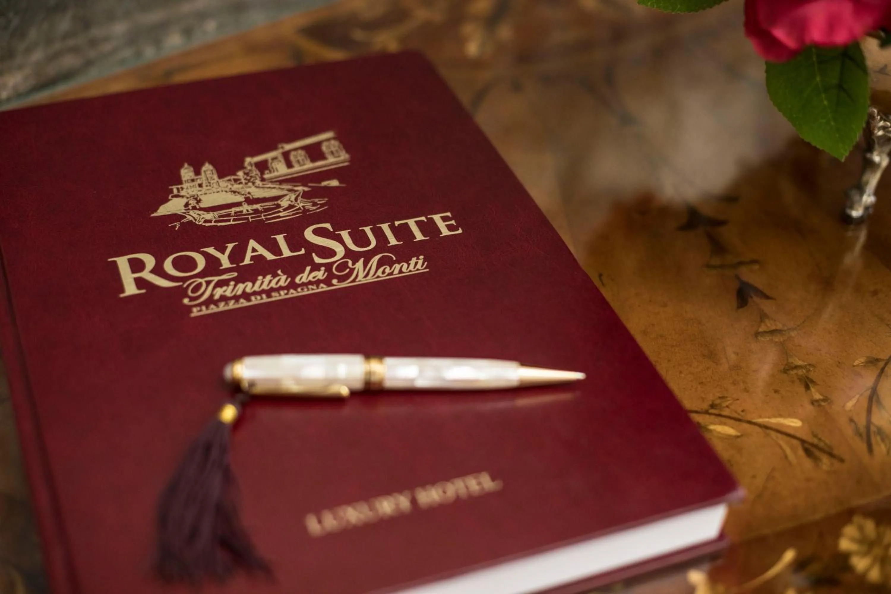 Text overlay in Royal Suite Trinità Dei Monti
