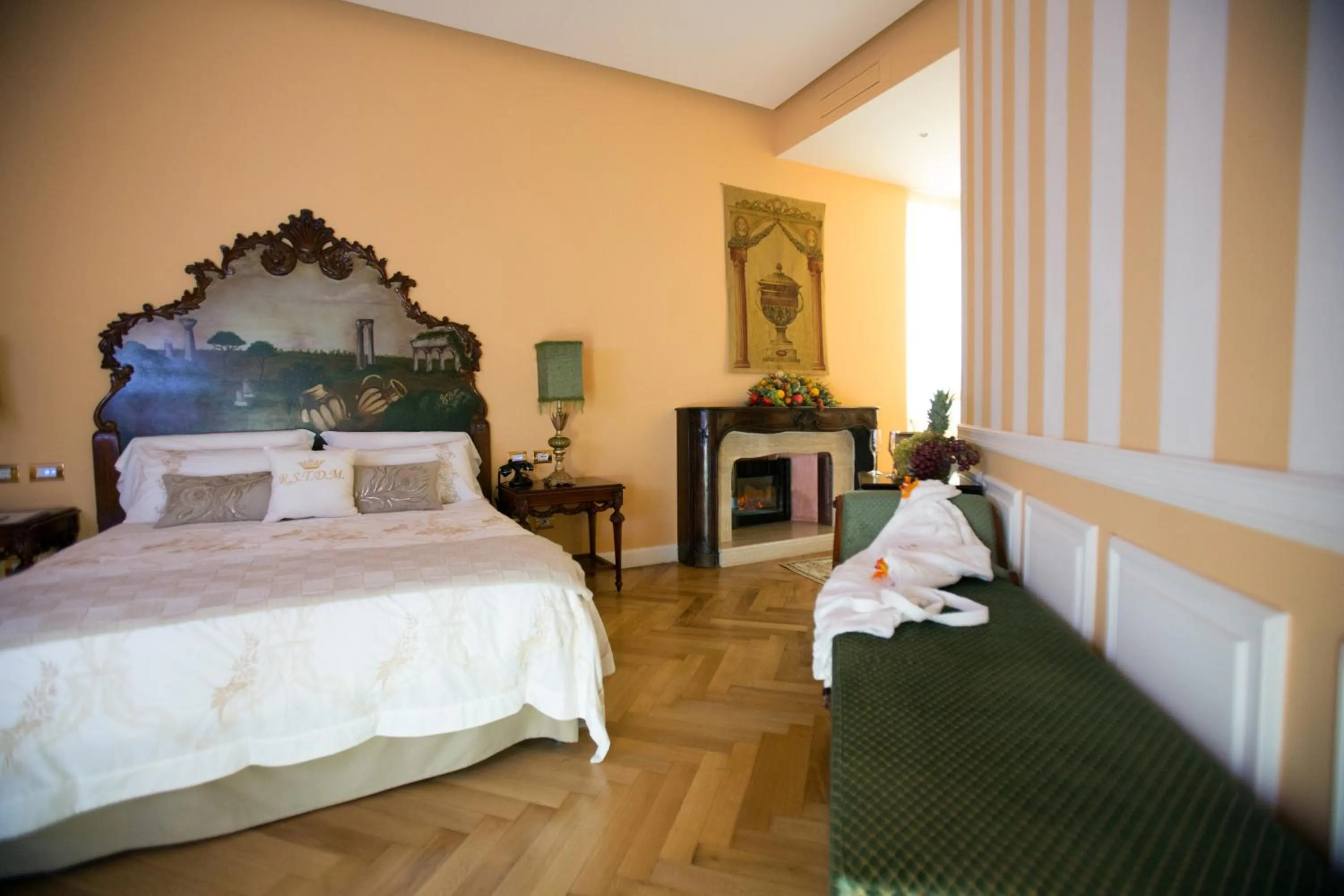 Photo of the whole room, Bed in Royal Suite Trinità Dei Monti